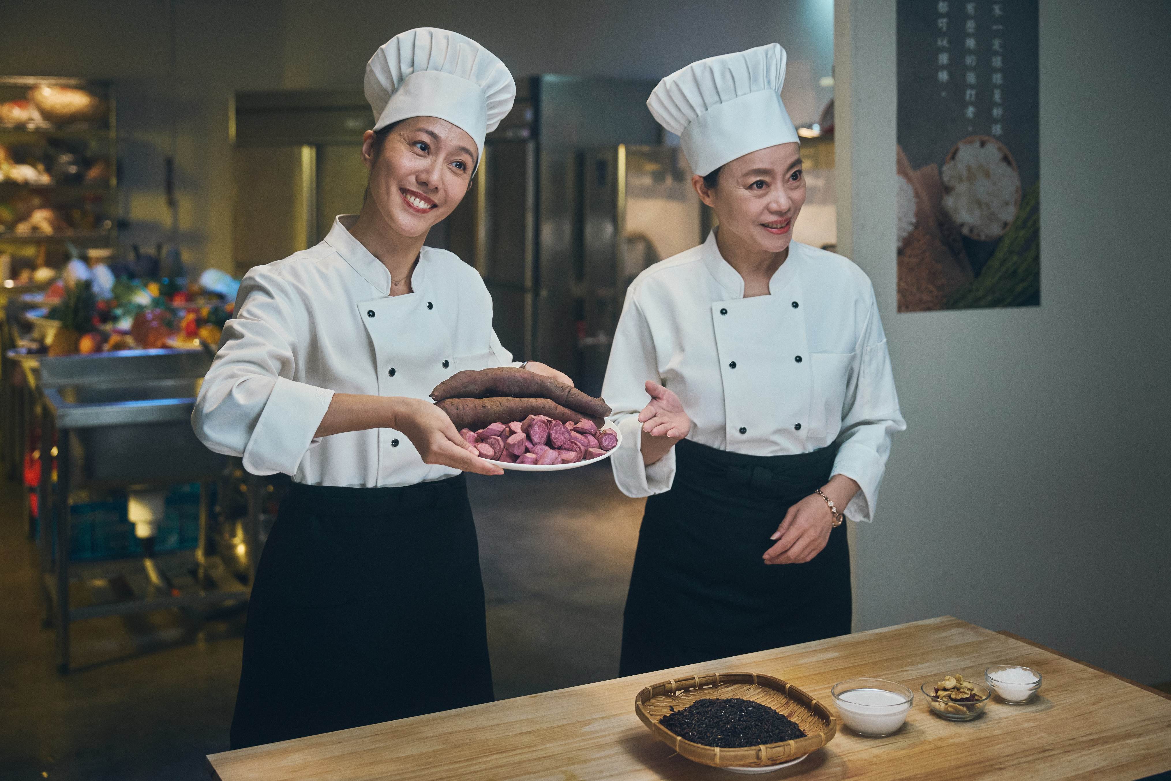惠美(張詩盈 飾)與英美(范瑞君 飾)示範「穀香珍珠薯」的作法