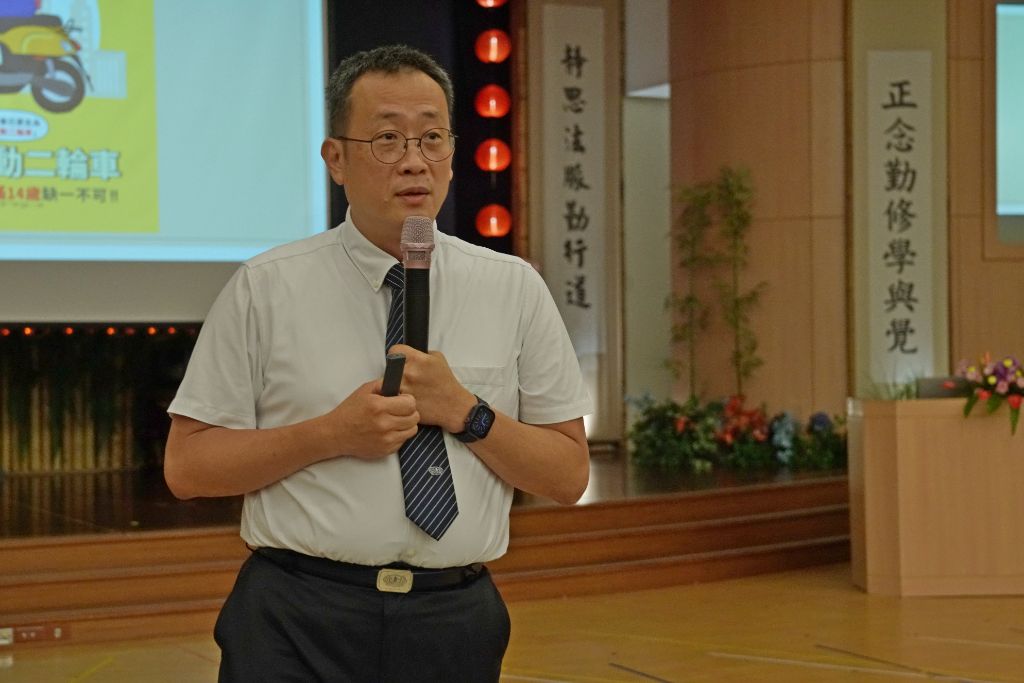 慈濟大學人文傳播暨社會科學院許峻嘉院長講授交通安全知識。