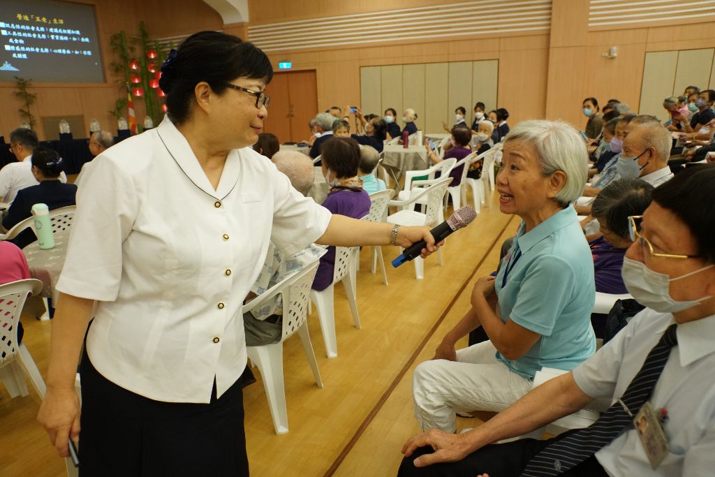 高慧娟副教授以實例說明正確用藥的重要性，並透過活潑有趣互動式的講課方式，深得長者喜愛。