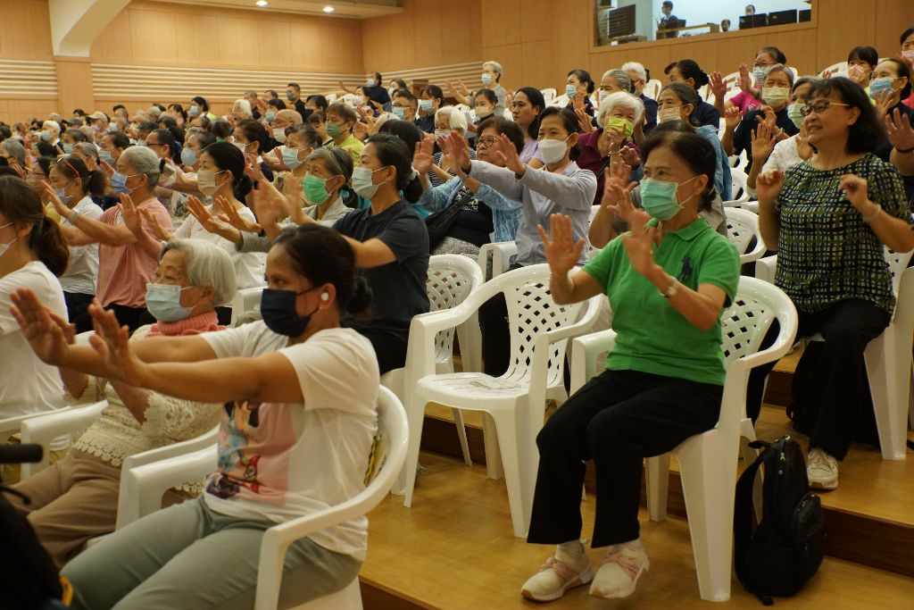 運動是健康的要素之一，課程中帶動全體人員做健康操。
