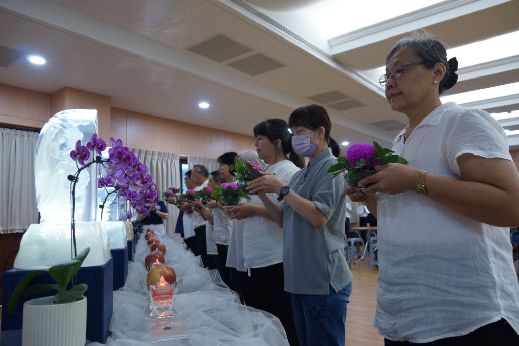 鳳山靜思堂志玄文教中心今年首度舉辦七月吉祥祈福會，邀約授課老師、學員及會眾共襄盛舉，體驗有別於民間七月普度的法會，大家以一顆戒慎虔誠的心，一同為社會祈求平安。