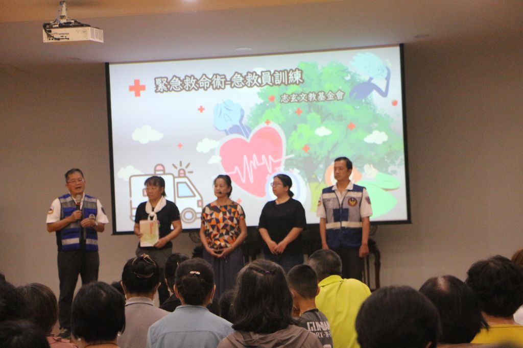 消防義消賴玉麟(左一)老師與學員則以戲劇方式，生動演示CPR（心肺復甦術）、AED操作、止血與哈姆立克法。