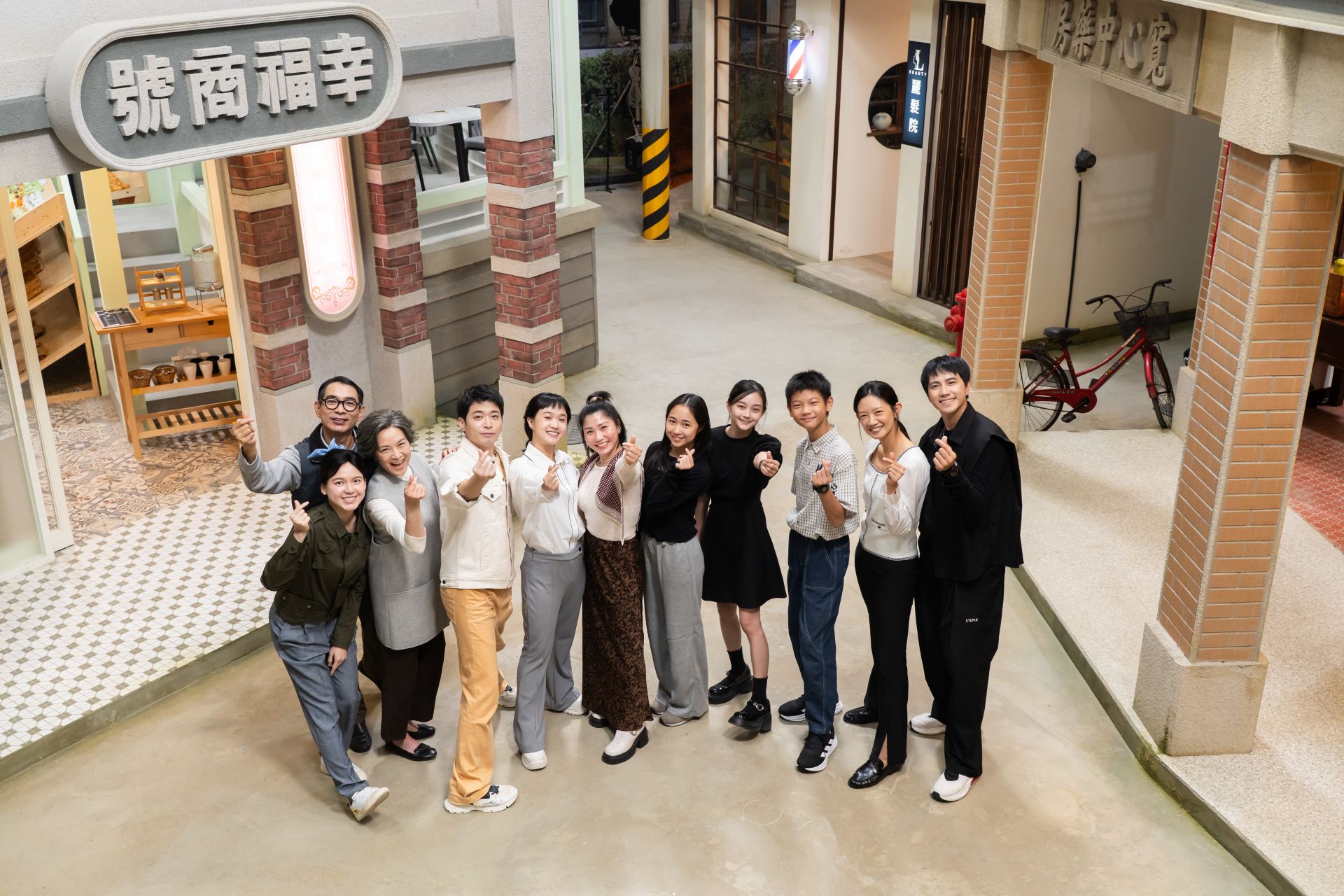 大愛電視拍攝情境喜劇《大愛街二巷》。左起：余子嫣、謝其文、柯素雲、侯彥西、嚴正嵐、阮安妮、宋亭頤、邵奕玫、洪君昊、吳奕蓉、潘君侖。