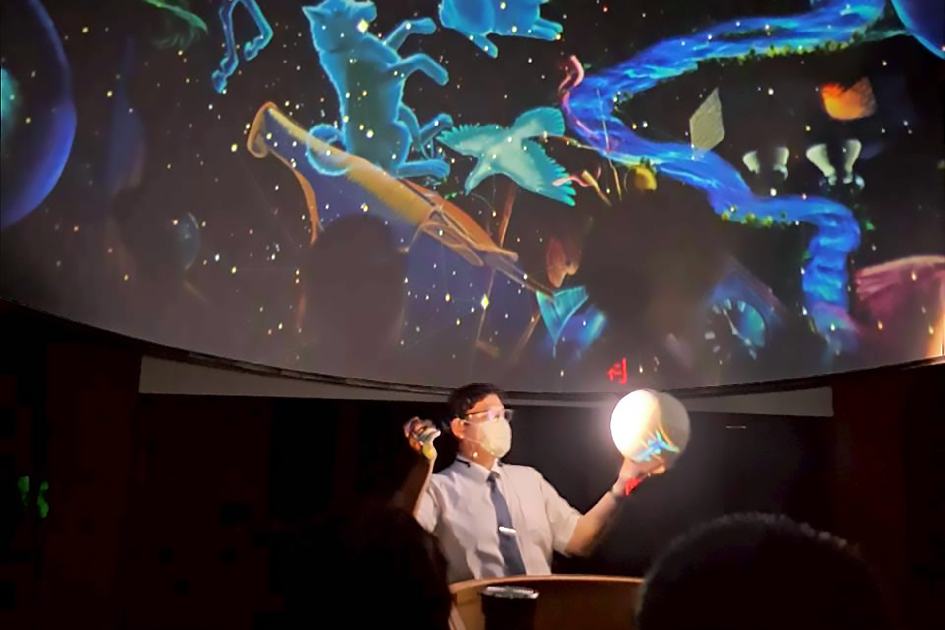 自然科利用星象儀軟體呈現冬季星座與月相成因。