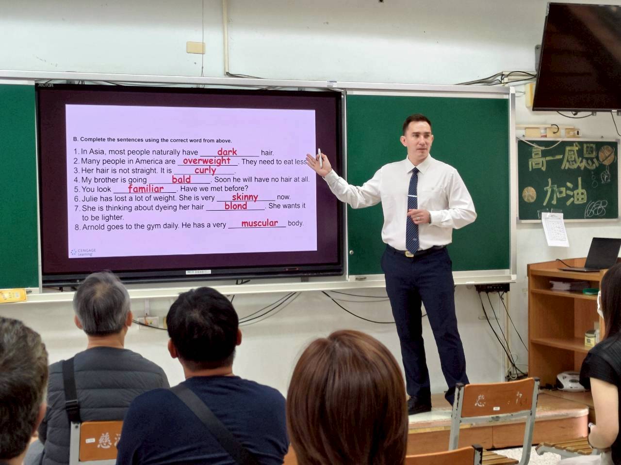 英文科外師 Chris 與 Aydar 介紹沉浸式全英課程。