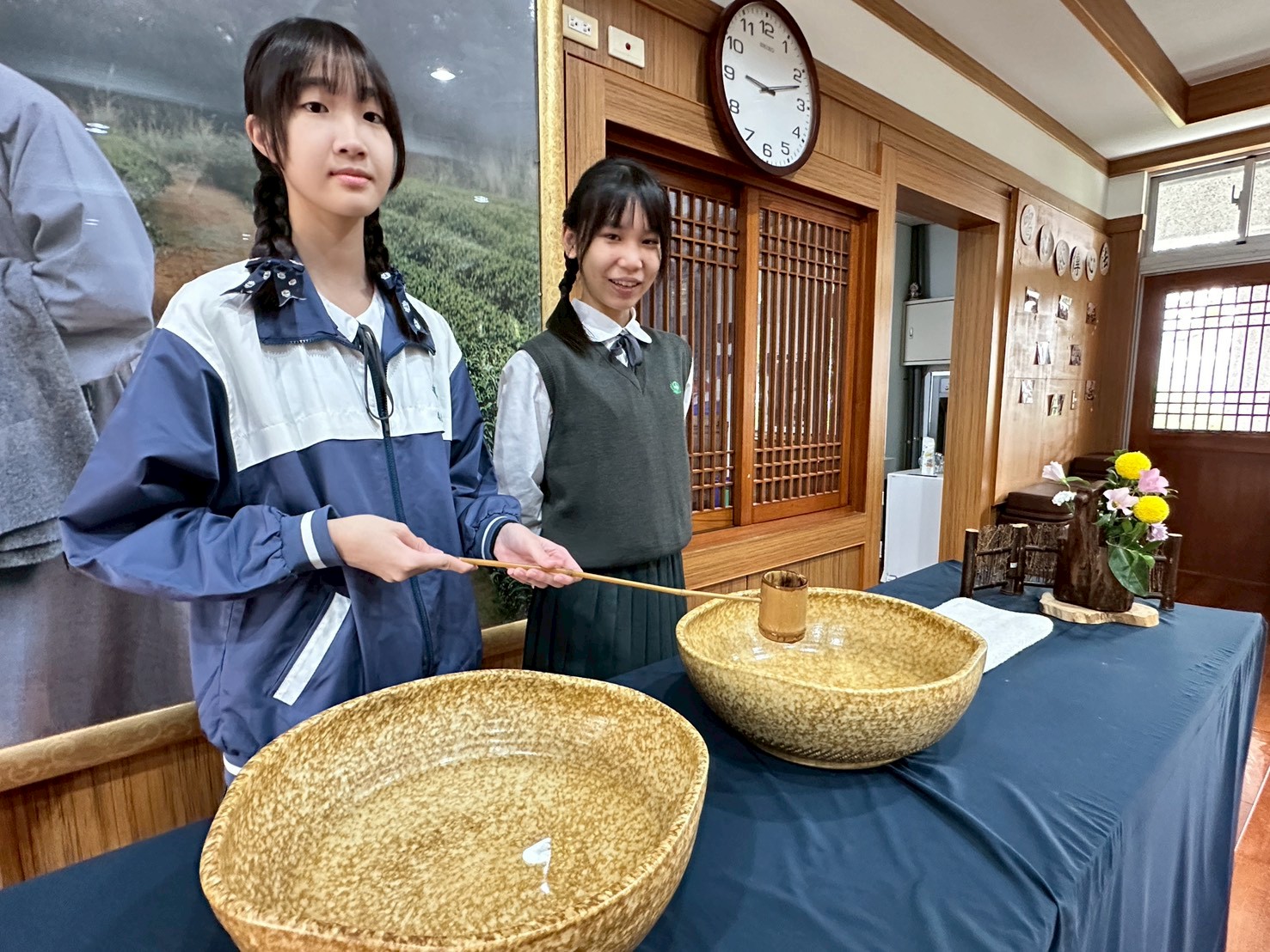 茶道教室以學生淨水開場，人文室介紹本校志工活動與品格形塑，展現慈中重視禮儀與人文涵養的特色。