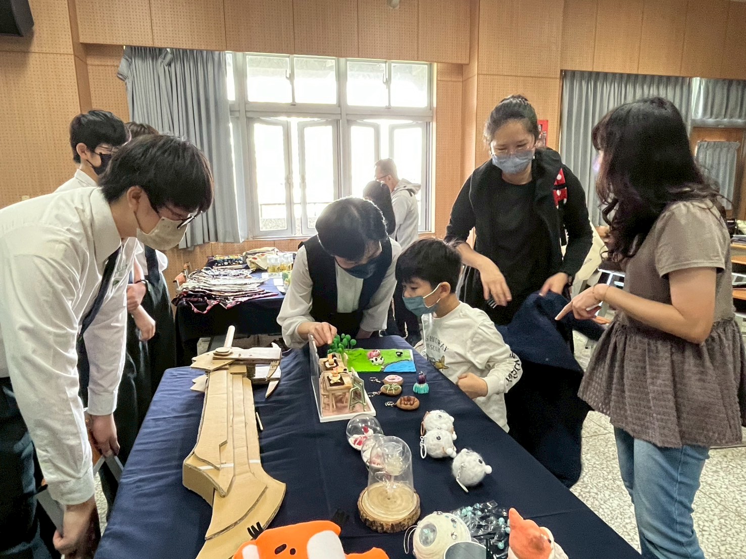 藝能科參訪展示學生美術課的精彩作品，以及生活科技課的創作成果與科學競賽優秀作品，呈現多元學習亮點。