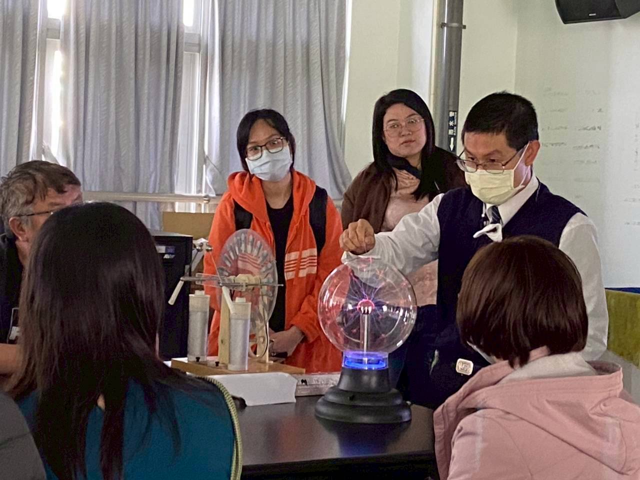 理化老師示範國中理化器材操作，提升科學探究力。