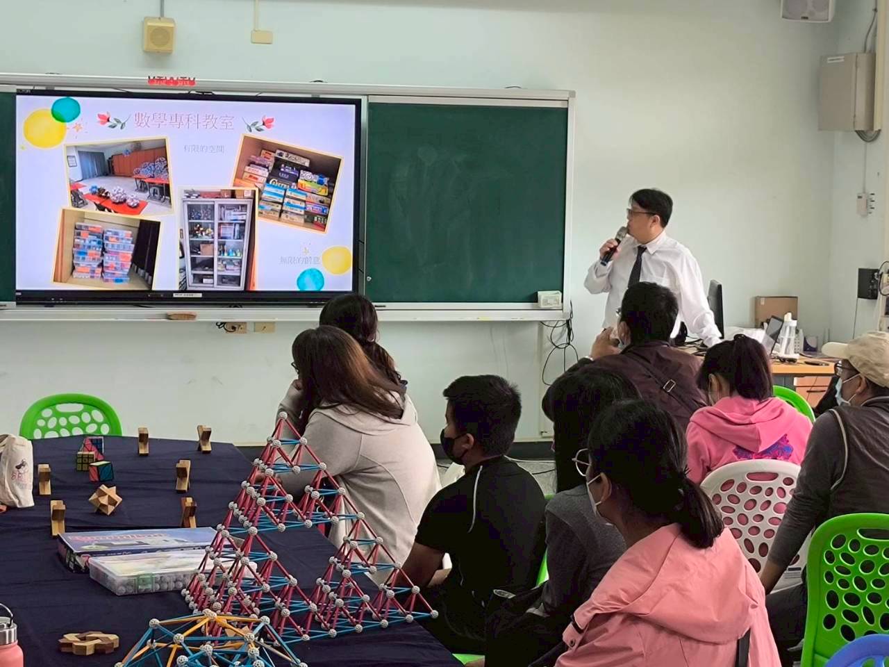 數學科教師介紹本校的特色課程與教學模式，說明如何透過探究與應用活動提升學生的數學理解與學習力。
