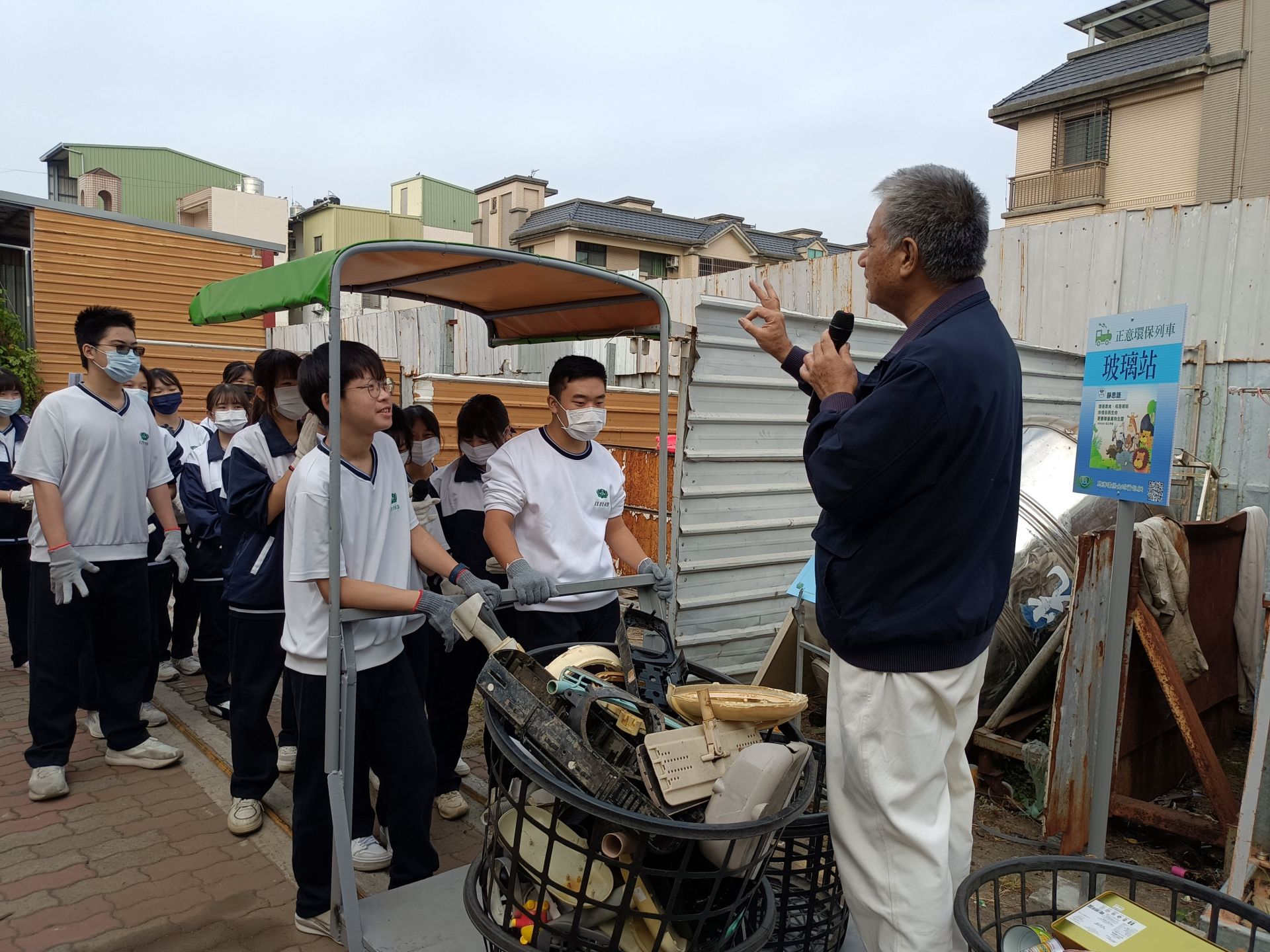學生們推著茂興爺爺輕軌，聽著銘賢師伯解說，將整理好的回收物一站一站下車。