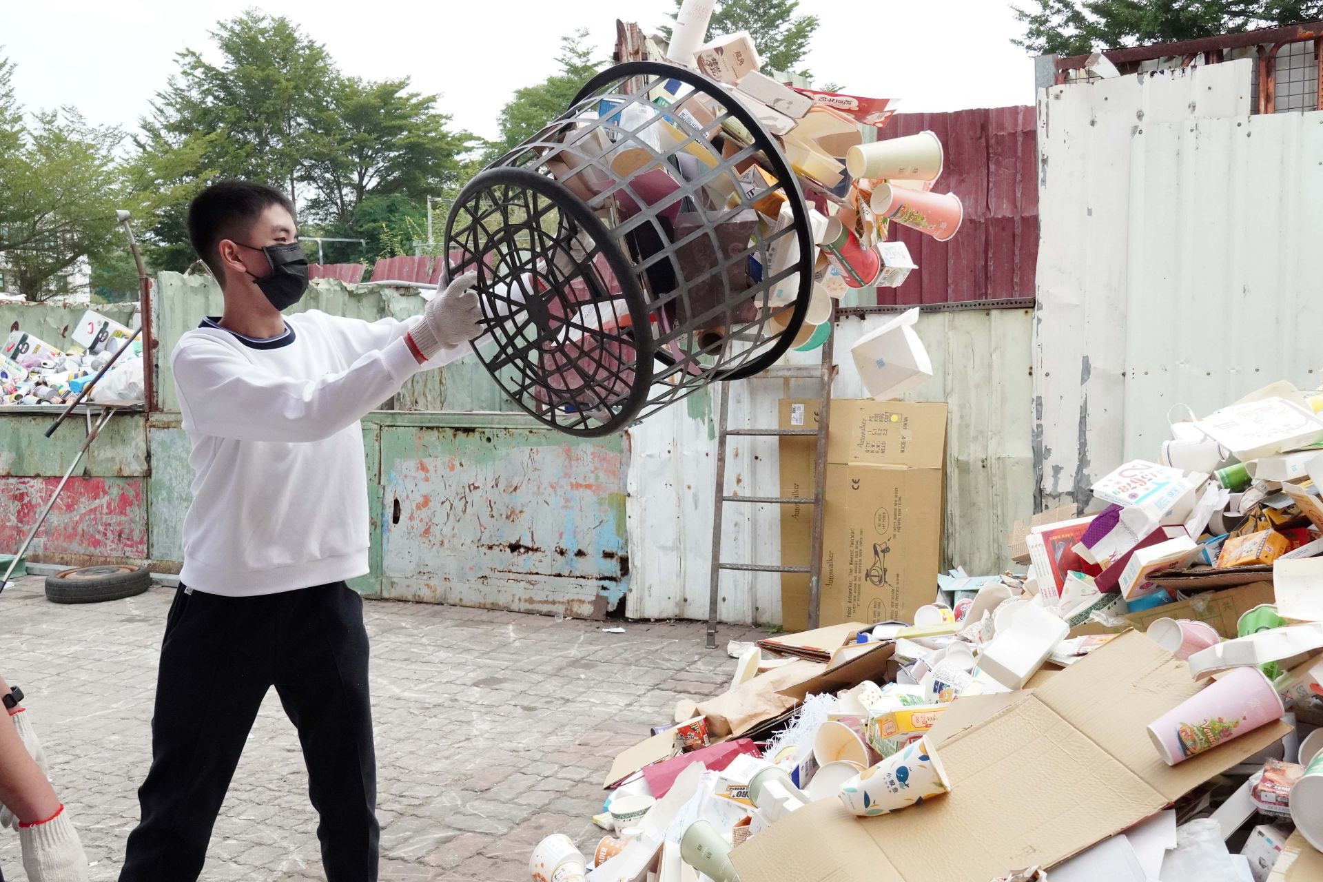 學生把握分秒做回收分類。