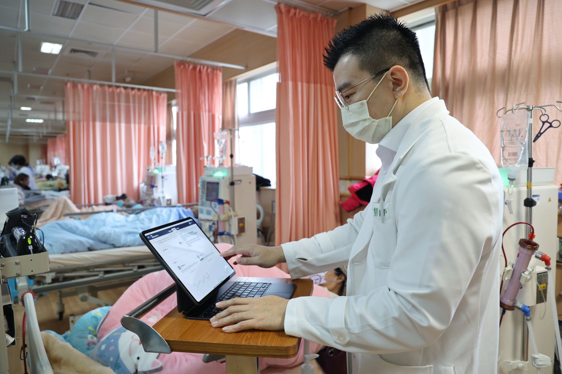 花蓮慈濟將血液透析作業平台擴展至玉里慈濟、關山慈濟，並與Google Cloud、iKala 合作，讓偏鄉院區享有醫學中心級資訊支援；即使天災仍能維持資料不中斷，提升醫療韌性。