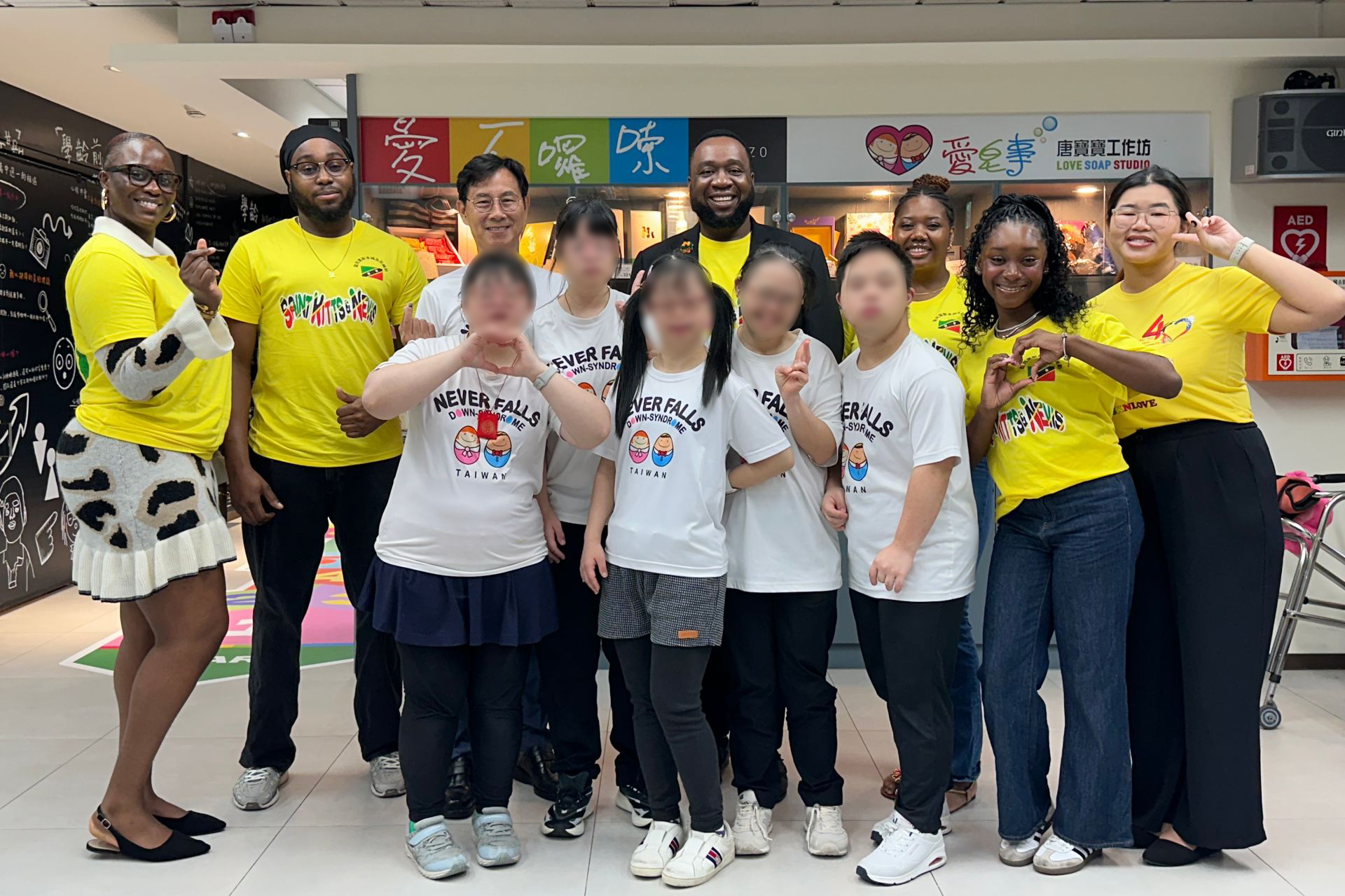 大使范東亞一行與在台留學生、唐寶寶相見歡,場面溫馨熱絡。