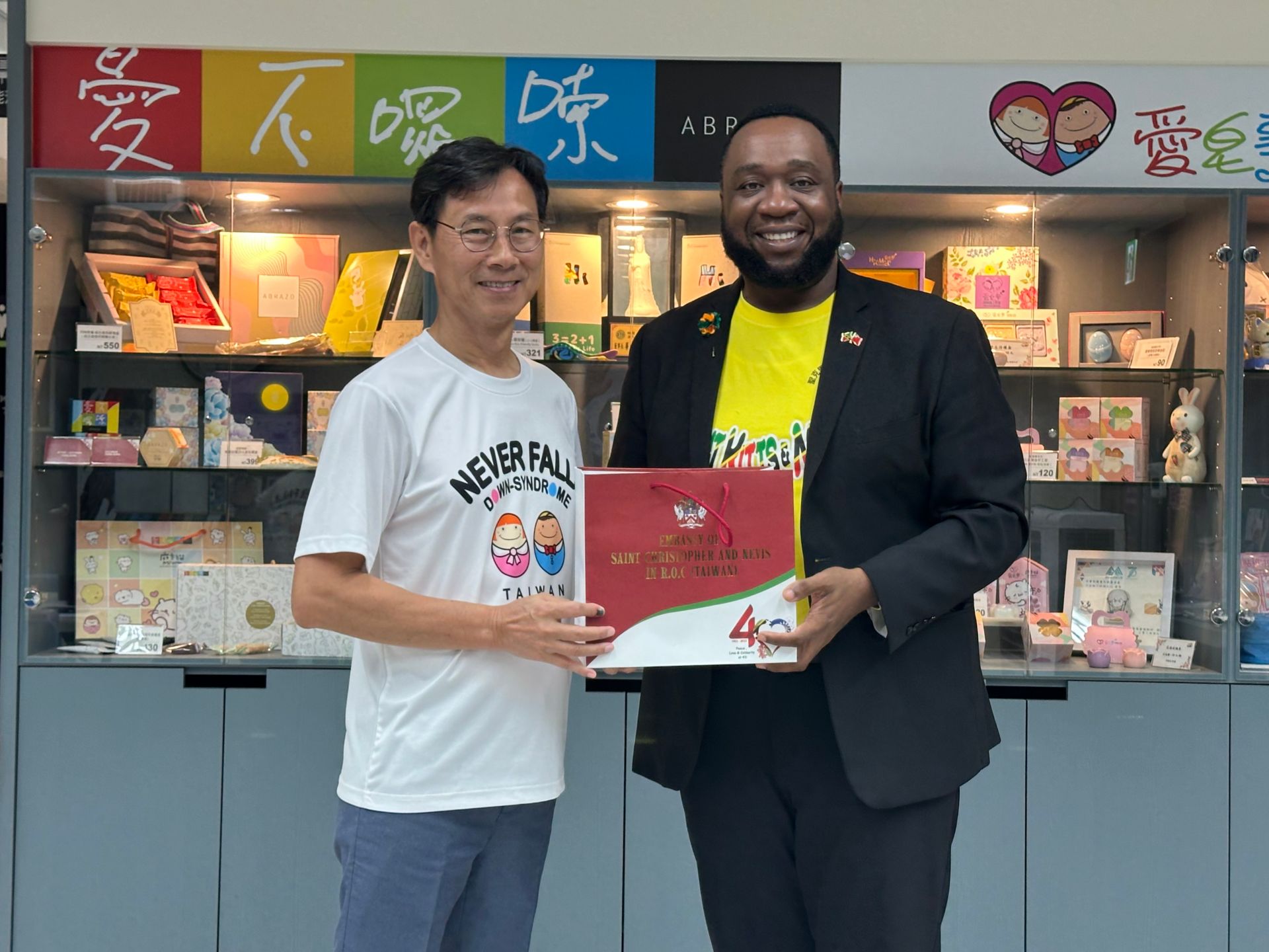 大使范東亞致贈大使館特色禮品,象徵雙方友誼深化。