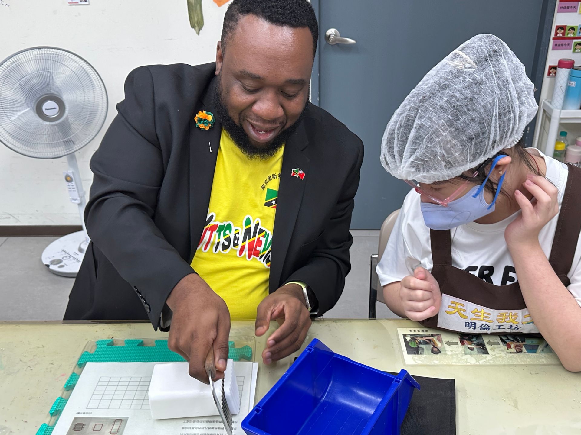 大使范東亞體驗手工皂製作,展現對公益的支持。