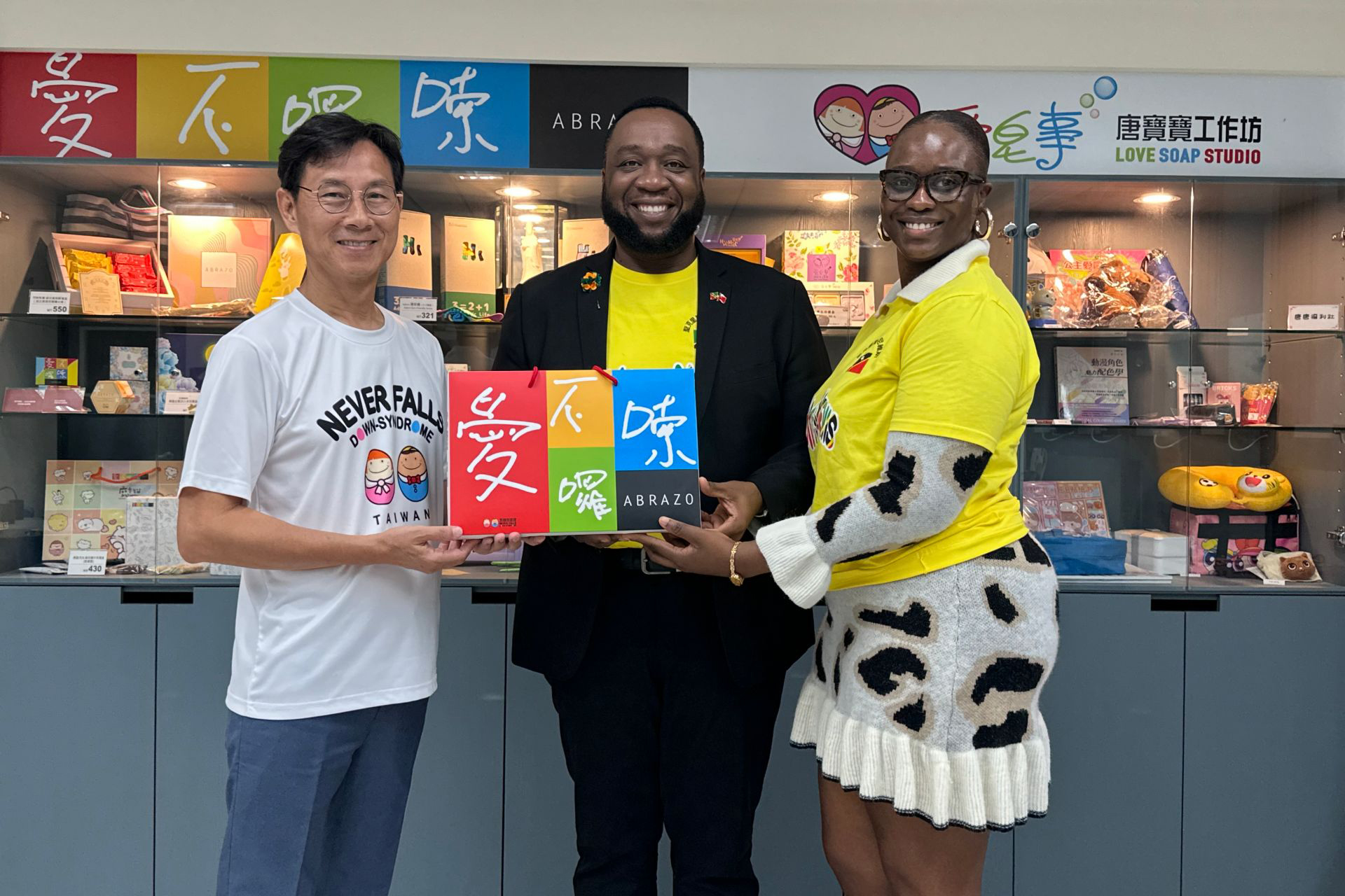 基金會董事長林正俠致贈禮盒予大使范東亞及克國在台學生會副會長Ms. Ezrah Brandy。