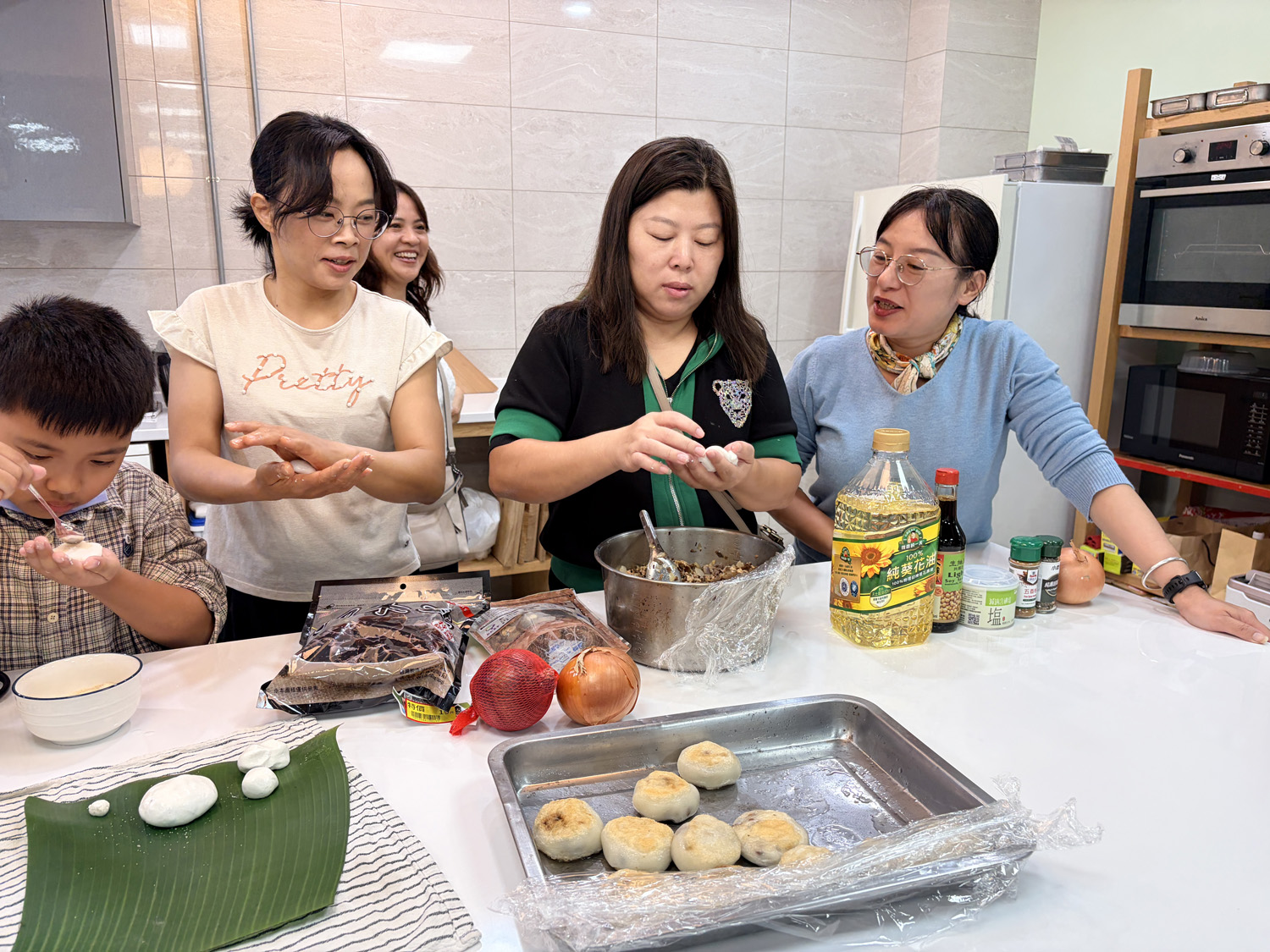 新住民一同體驗廣西壯族的年節美食「饃饃」。