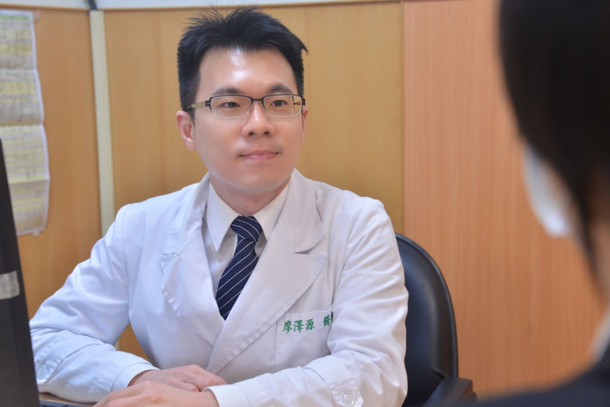 廖澤源醫師看診示意照。