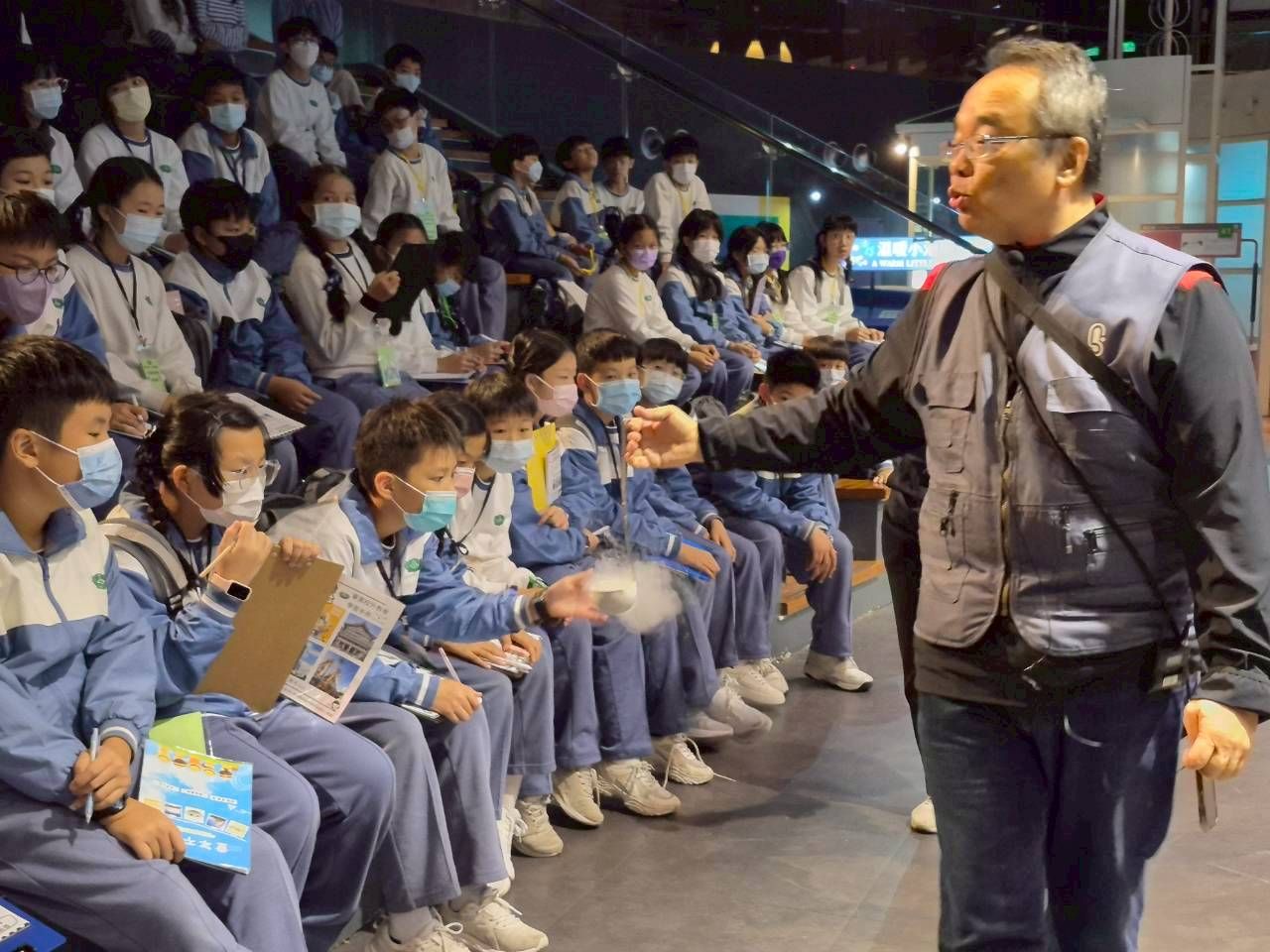 操作液態氮實驗，氣球縮小或橡皮筋碎裂瞬間，學生們張大嘴巴驚呼的表情。