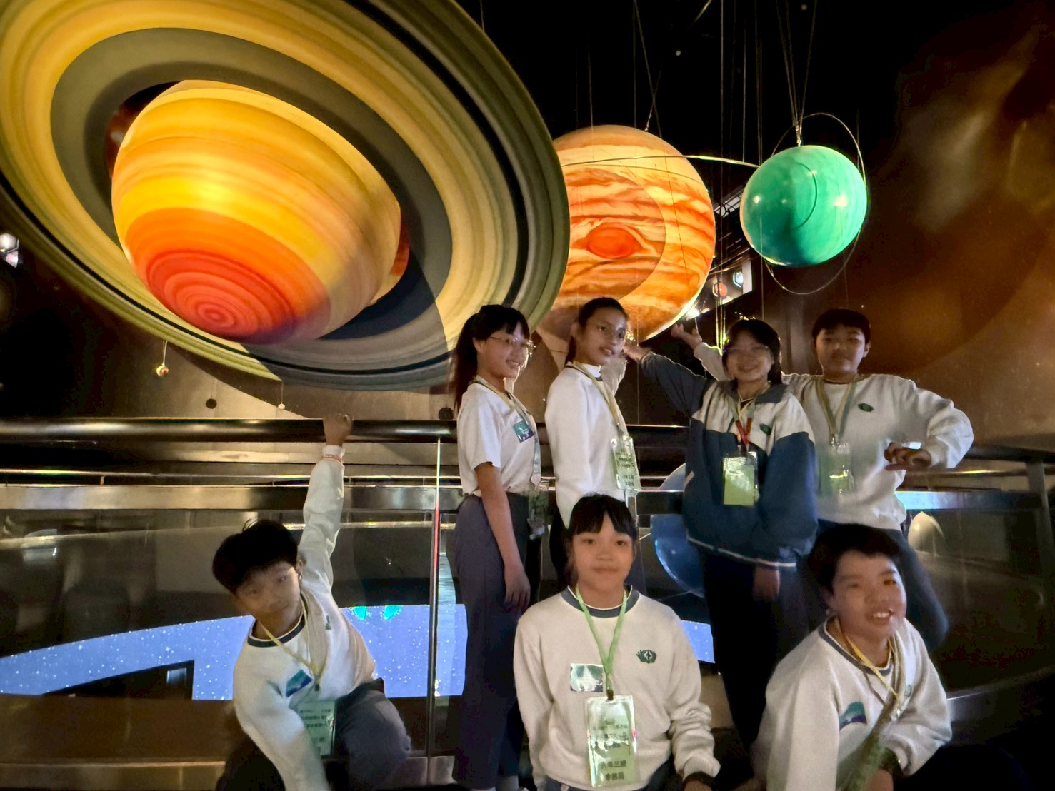 學生在天文館探索浩瀚星空的奧秘。