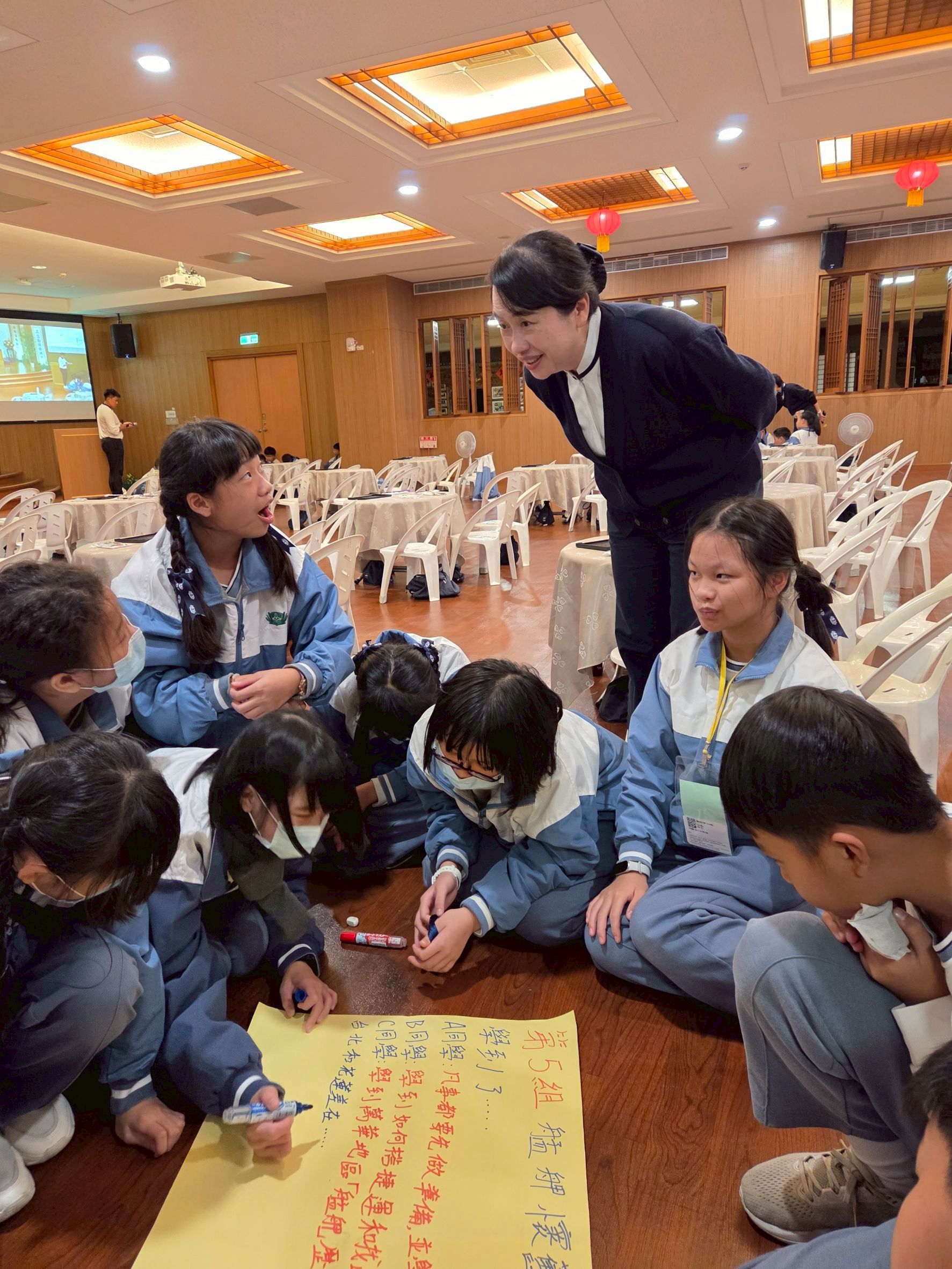 廖逸貞校長也到雙和靜思堂參與學生城市探索的成果發表。