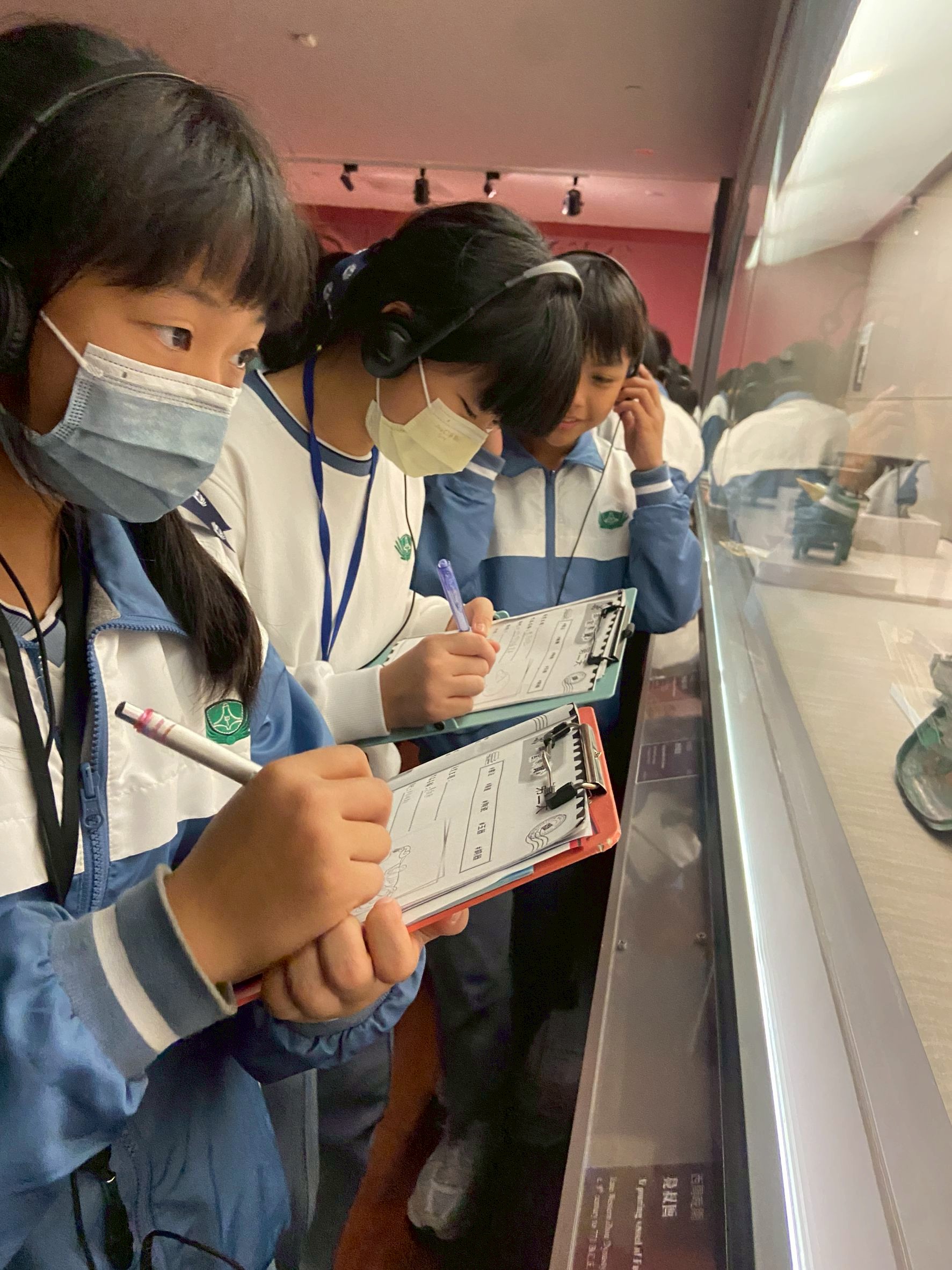 在國立故宮博物院，師生近距離欣賞國寶古物。