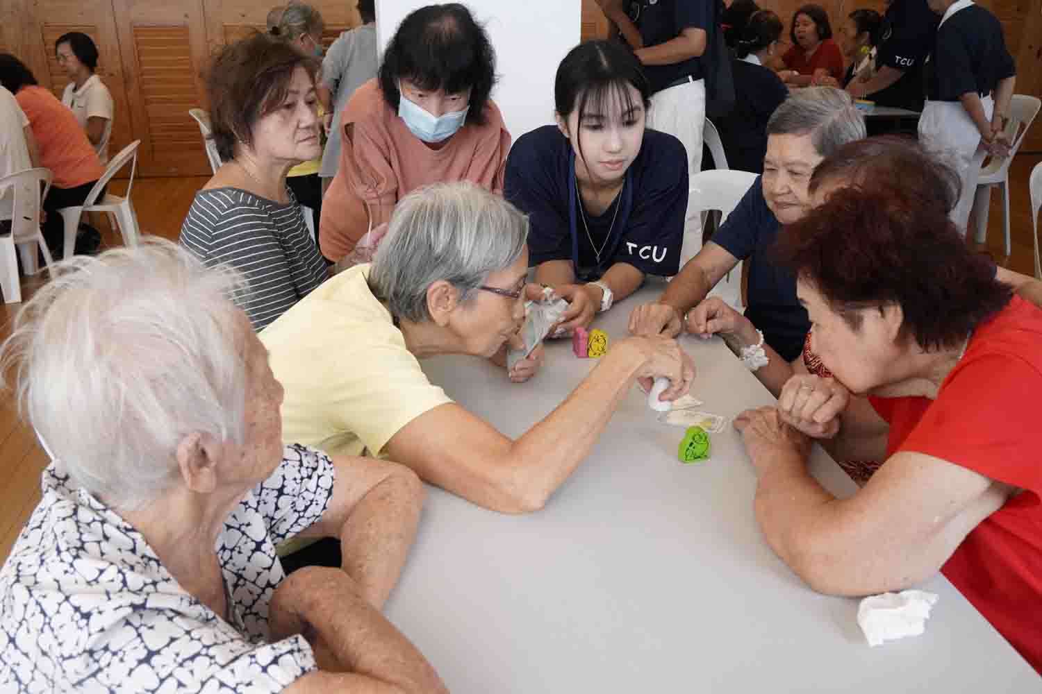 志工與長者們一同進行桌遊,練習專注力、手眼協調等能力。