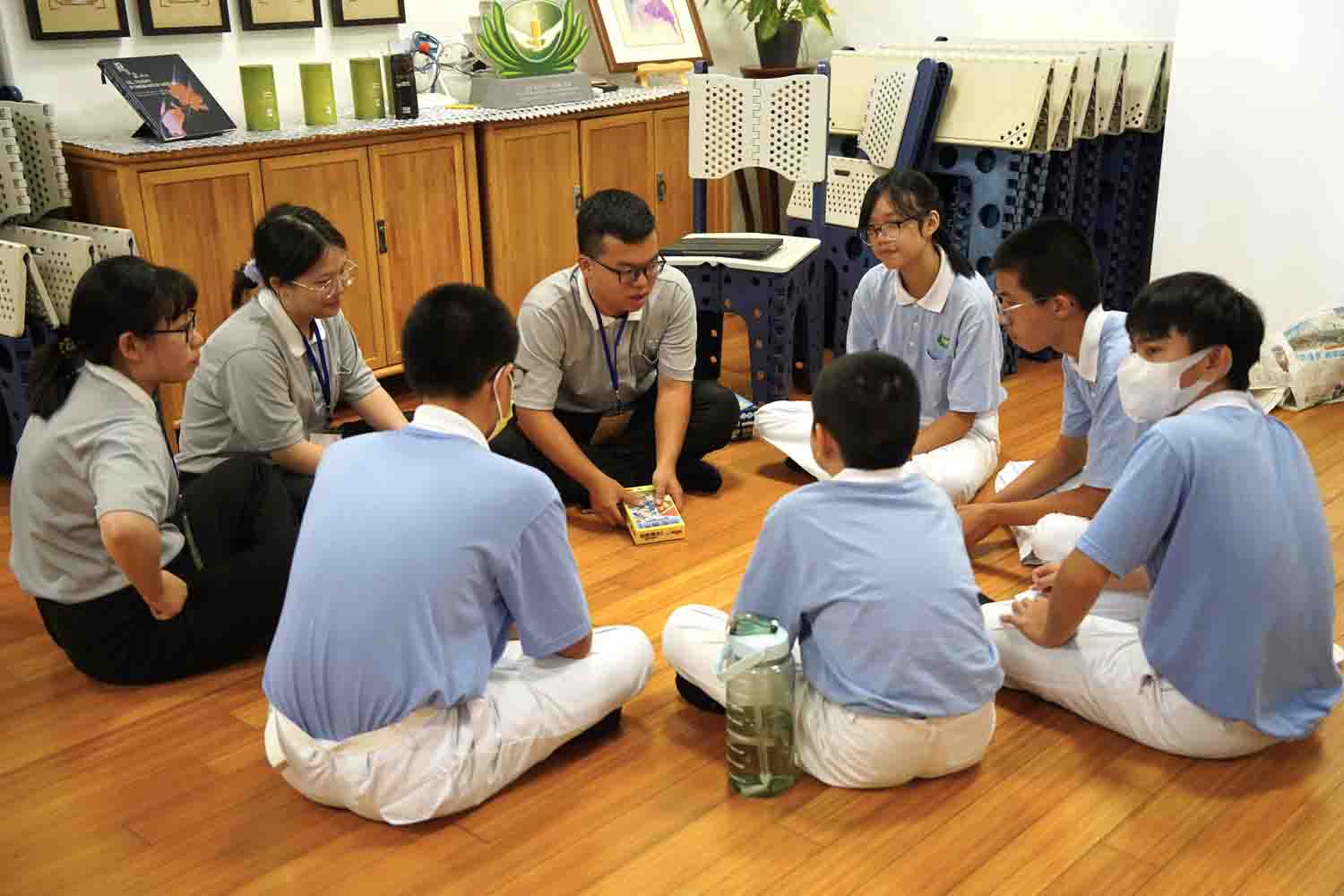 慈大志工帶著馬來西亞青年志工進行實體培訓,以達「大手牽小手」的培力方案。