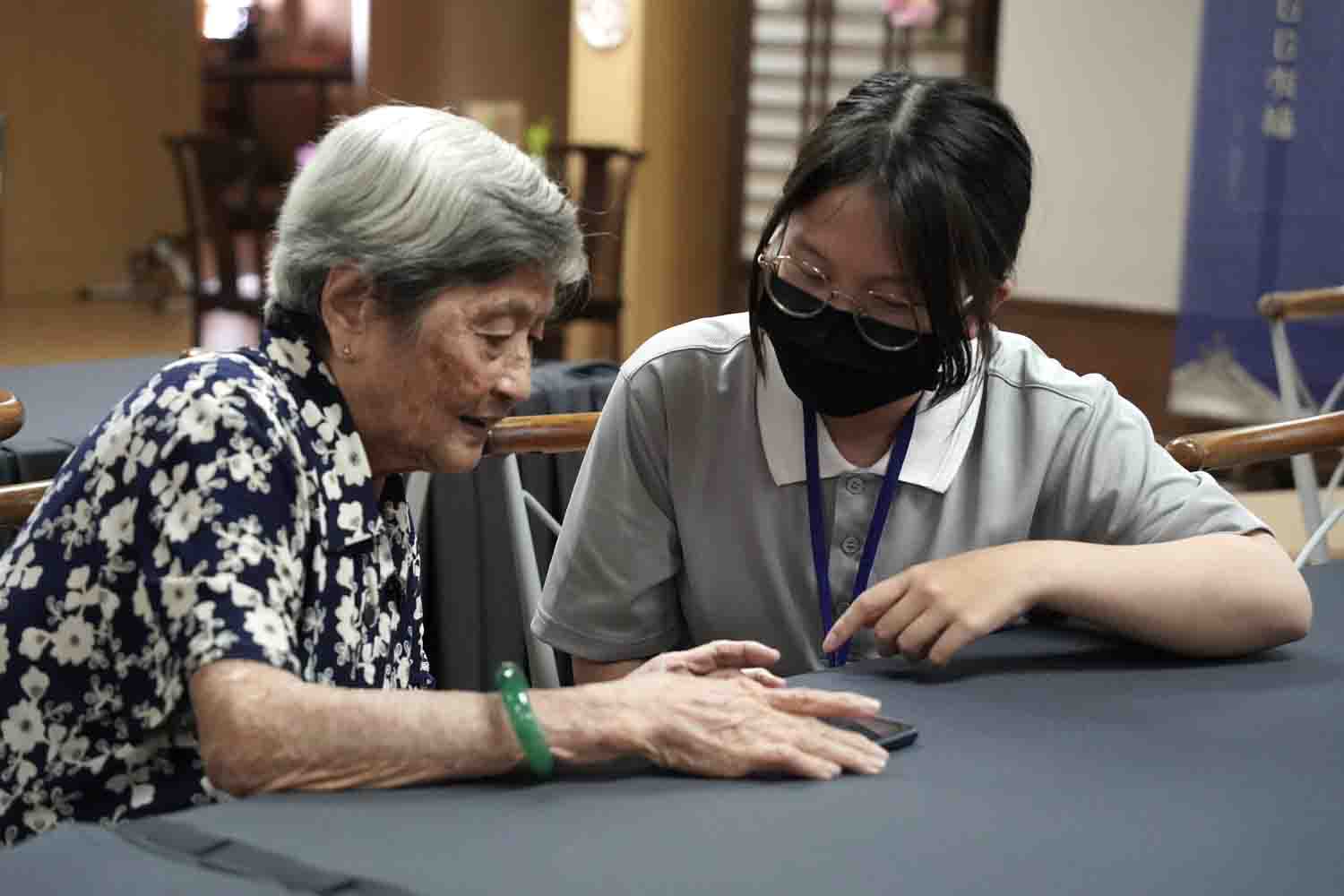 慈大志工協助長者使用表單進行即時互動測驗,幫助長者覺察自身健康行為。