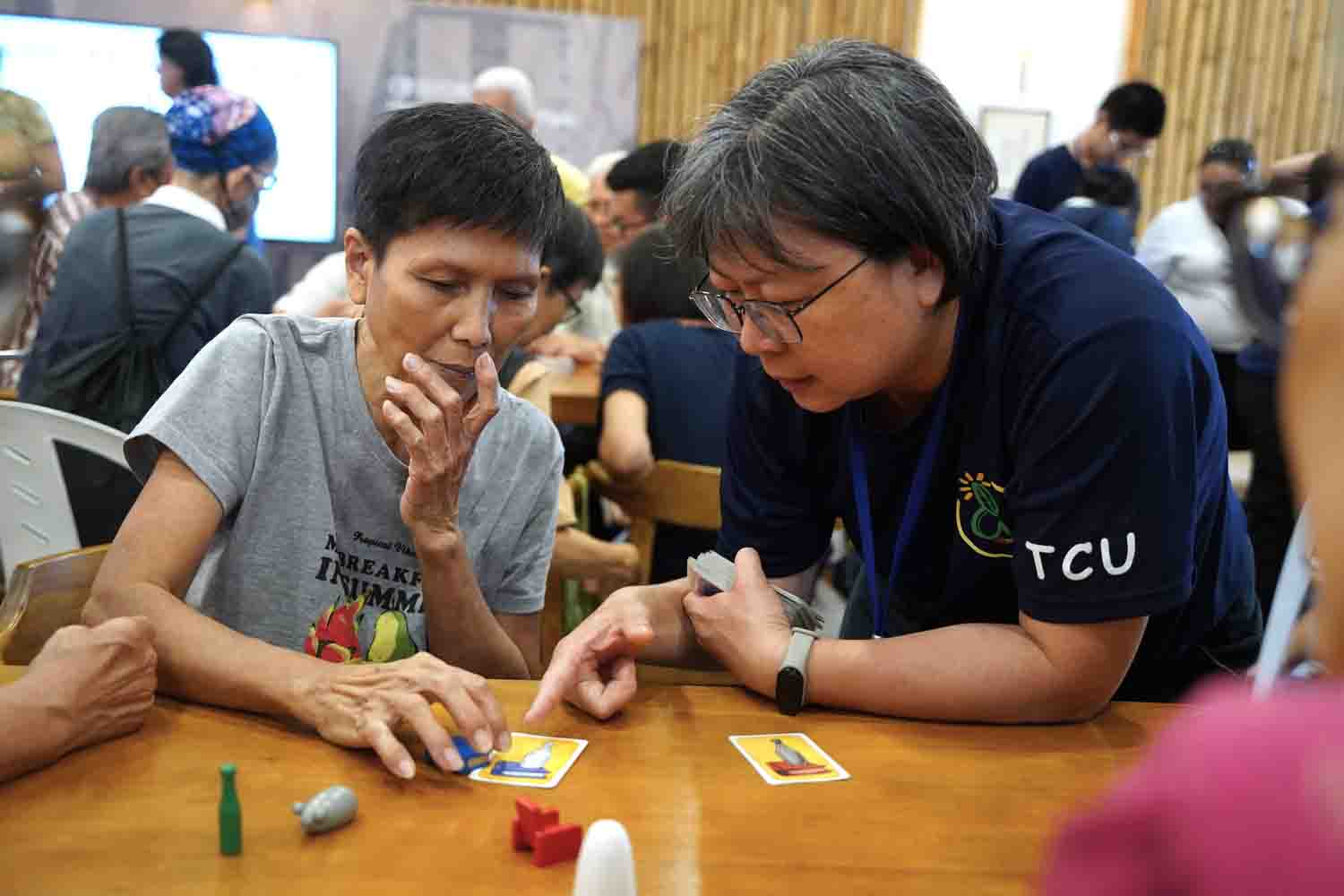 教學暨學習資源中心張麗芬主任帶領慈大青年志工與馬來西亞當地長者進行桌遊互動。