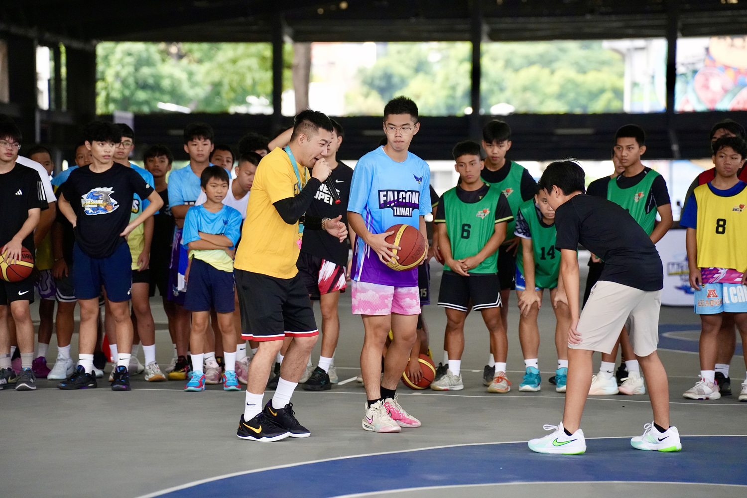 客座教練廖哲億親自示範，近距離指導球員技巧與動作細節。(台灣世界展望會提供）