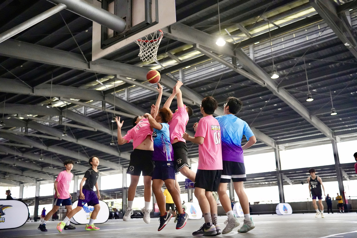 四隊球員進行交叉交流賽，場上奮力拼戰，彼此激勵，追求團隊榮譽與成長。(台灣世界展望會提供）