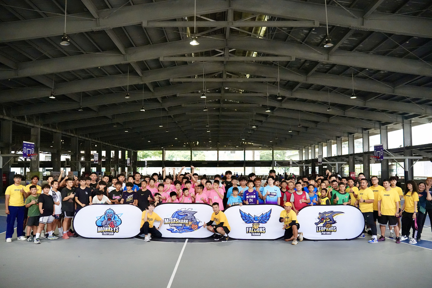 南高屏籃海計畫客座訓練四隊全員大合照，共 89 名球員與教練齊聚一堂。(台灣世界展望會提供）