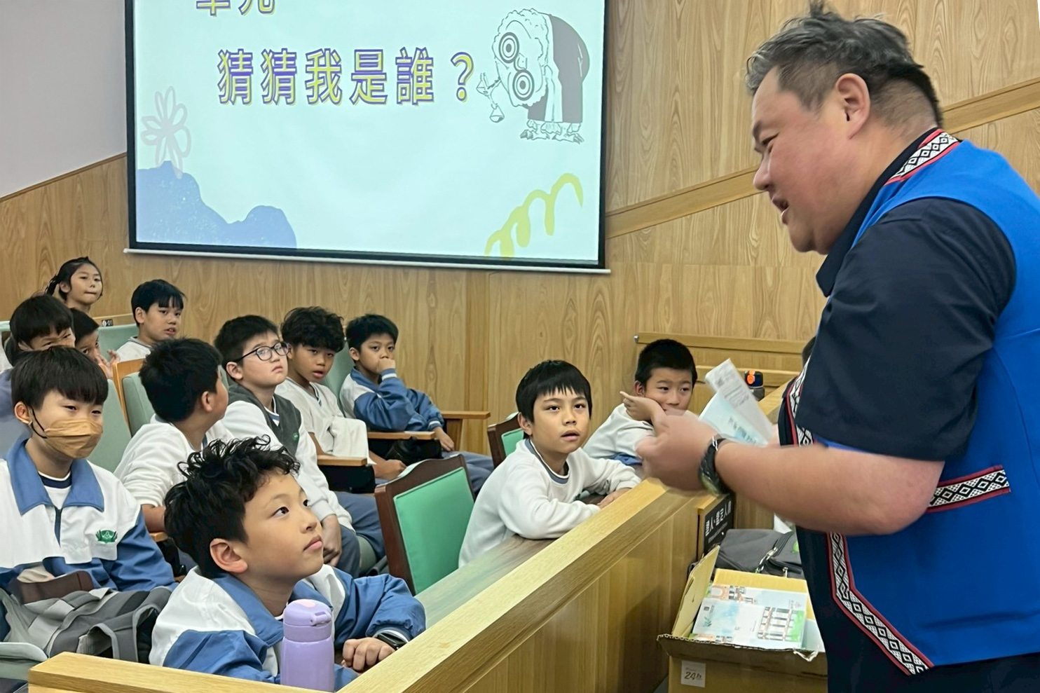 寓教於樂的法律常識有獎徵答，展現對法治教育的高度興趣。