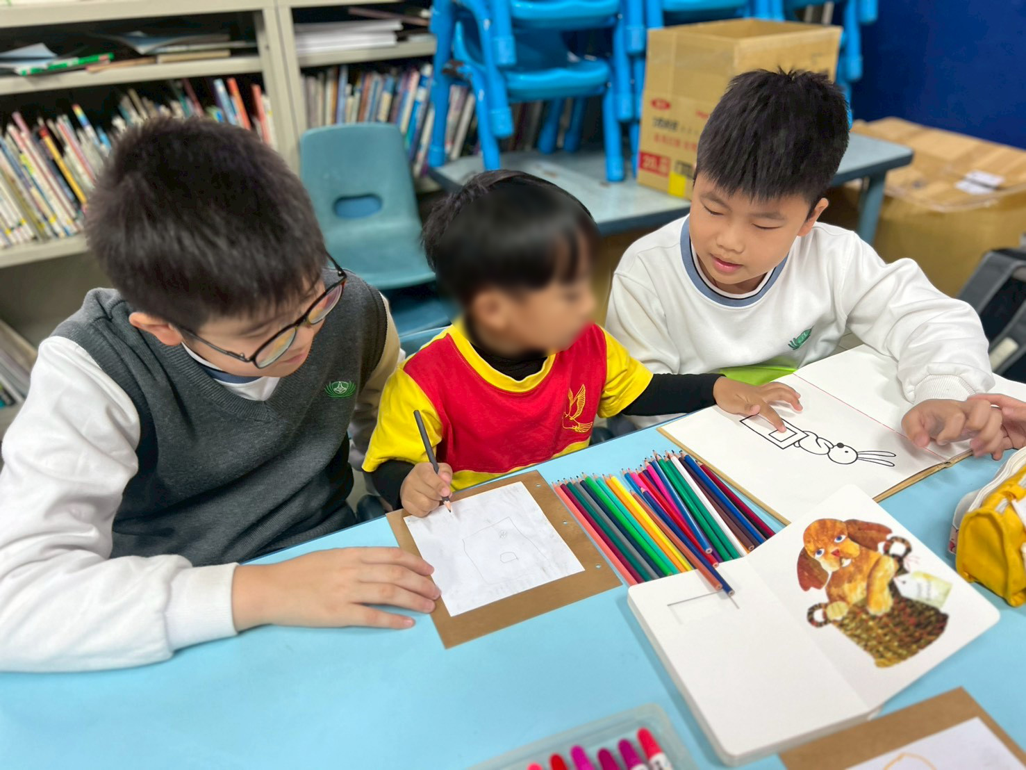 慈小學生帶著精心挑選的繪本與道具