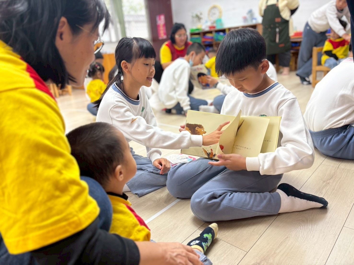 為培德幼兒園的弟弟妹妹說故事