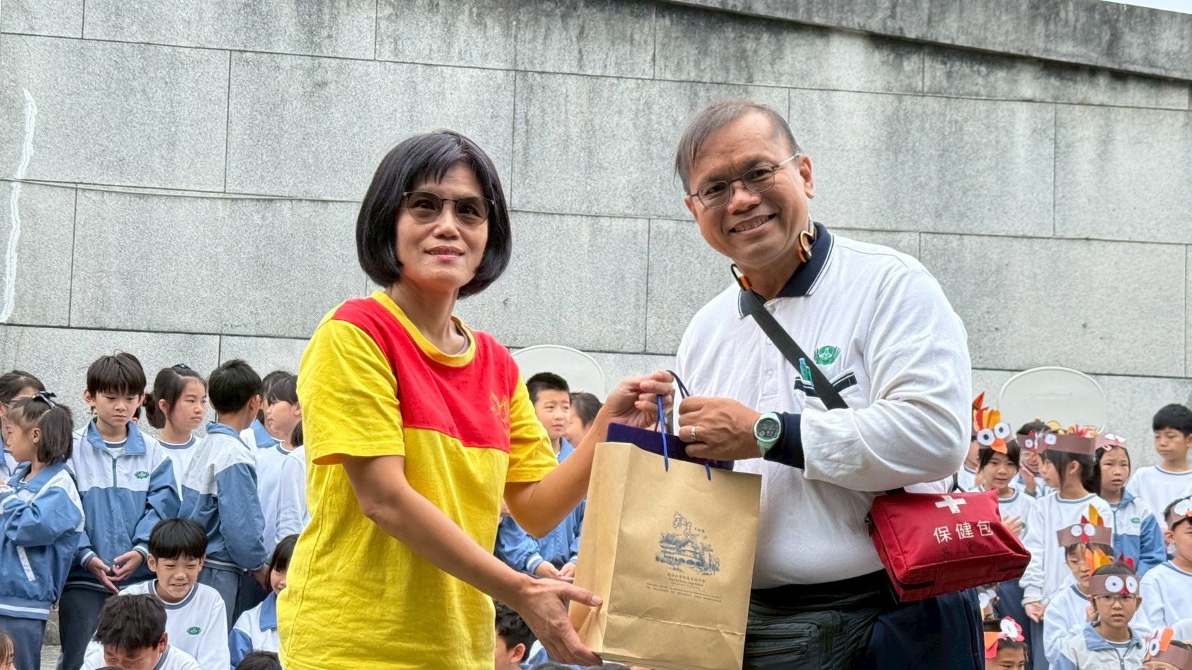 慈大附小致贈結緣品給培德幼兒園