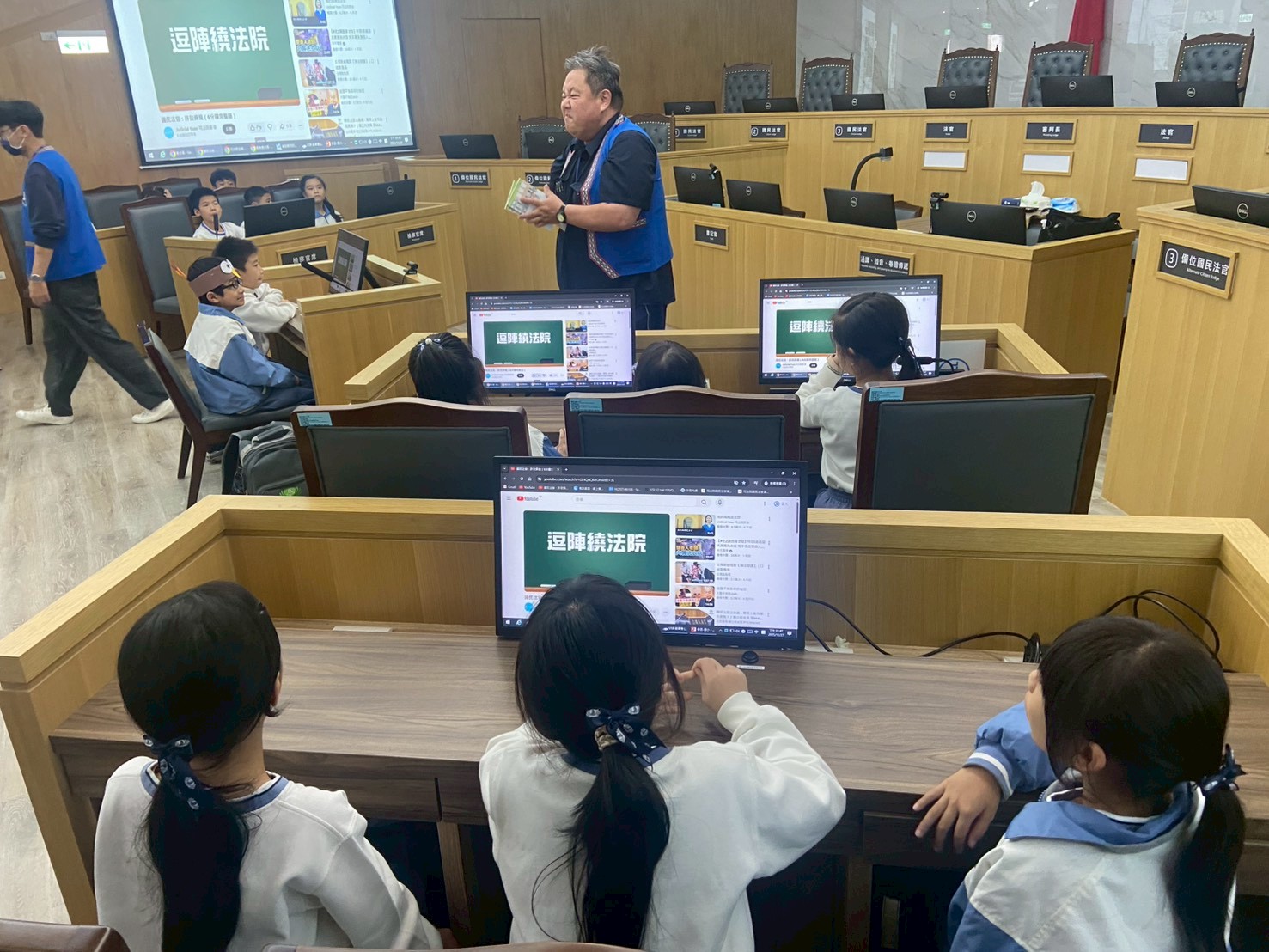 走進花蓮簡易法庭，認識法院的功能與各項司法人員的職責。