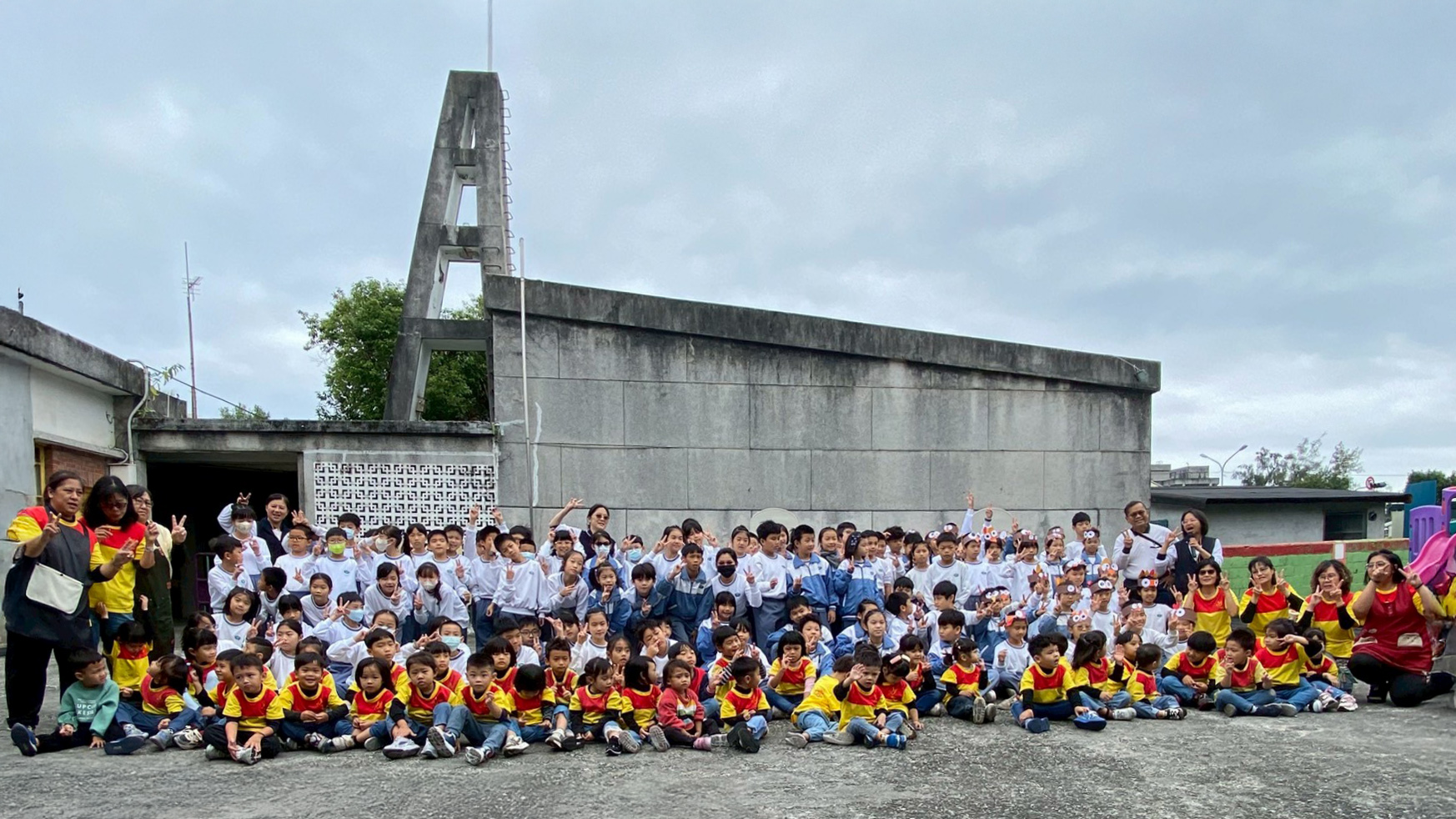 慈大附小四年級師生與培德幼兒園弟弟妹妹溫馨合影