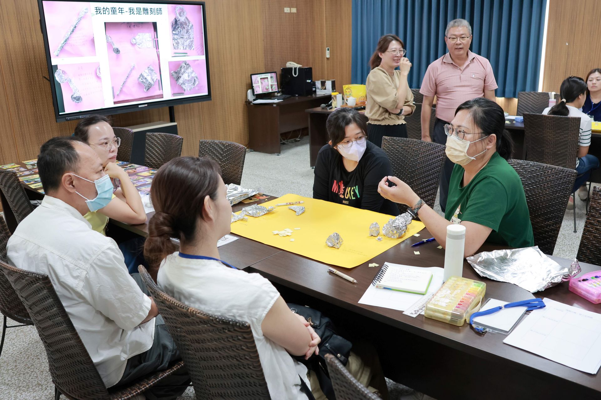 運用鋁箔紙捏塑出童年的畫面,分享最難忘的回憶。