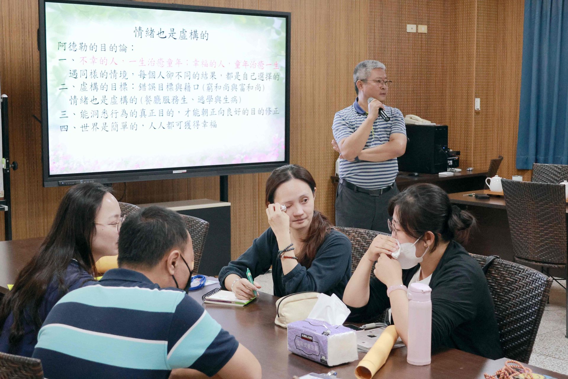 家長互相分享如何看見內心的「情緒冰山」。