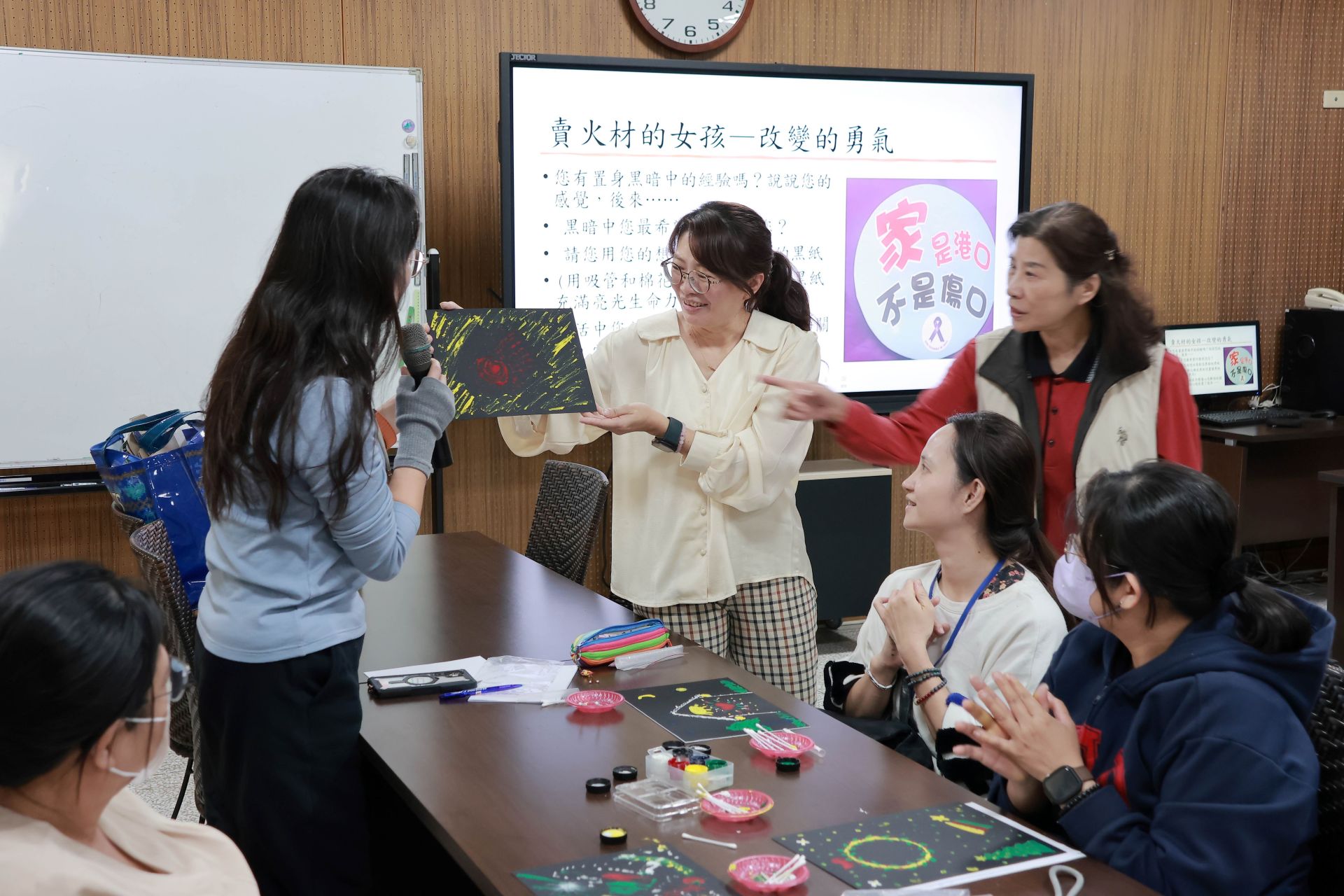 講師帶領家長在黑卡紙上創作,剖析自己的童年。