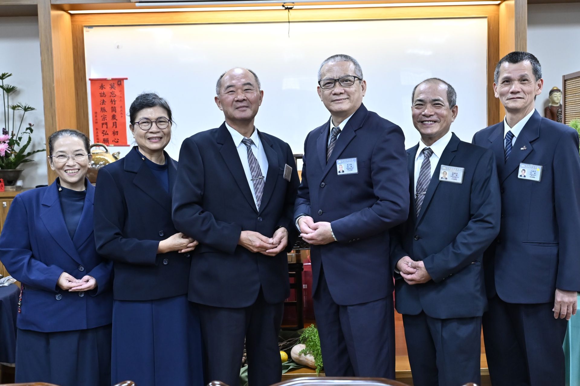 曾是更生人後來成為慈濟人的蔡天勝(右三)、林朝清(右二)、王琳恩(右一)、陳素芬(左一) 12月3日現身說法，慈濟志工邱仁吉(左三)、張美慧(左二)陪同。