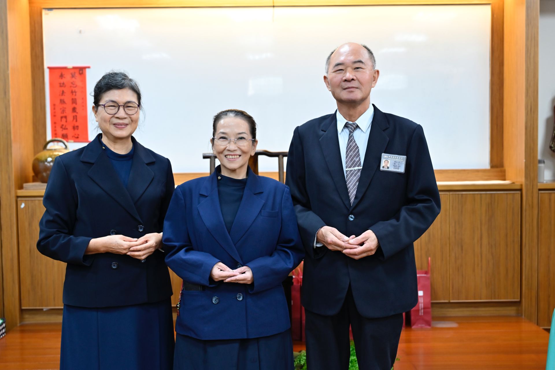 陳素芬(中)出獄後由台中慈濟志工邱仁吉(右)、張美慧(左)陪伴，2025年底在台中受證為慈濟人。