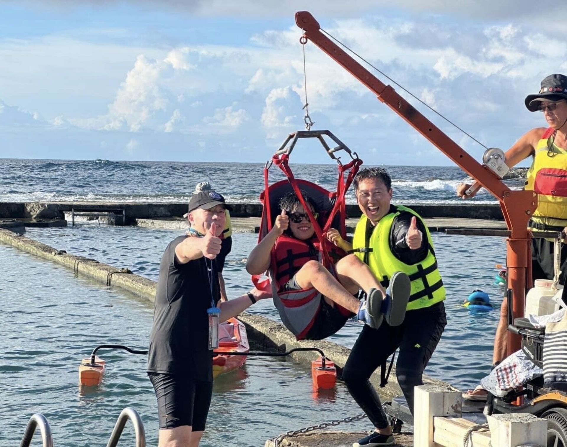 入水輔具輔助民眾親海(基隆市政府社會處提供)