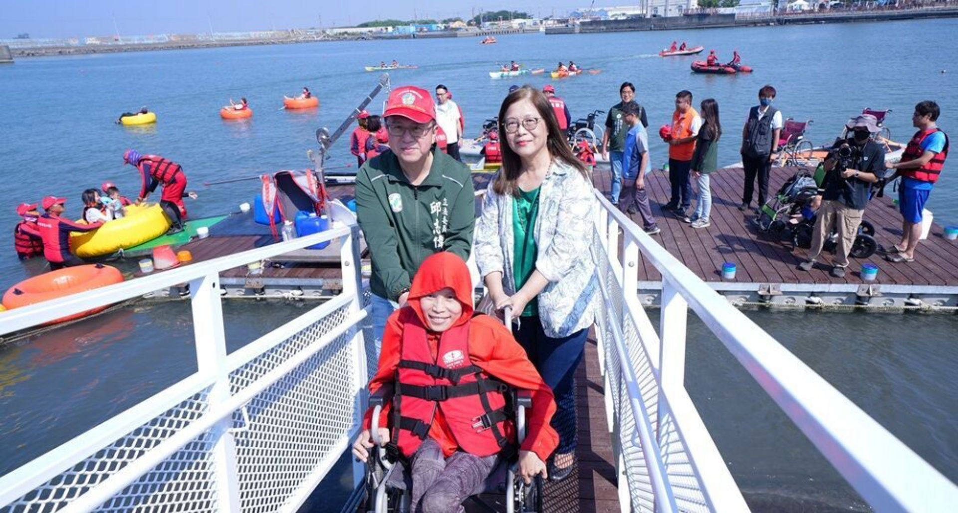 管主委協助參與民眾使用入水坡道