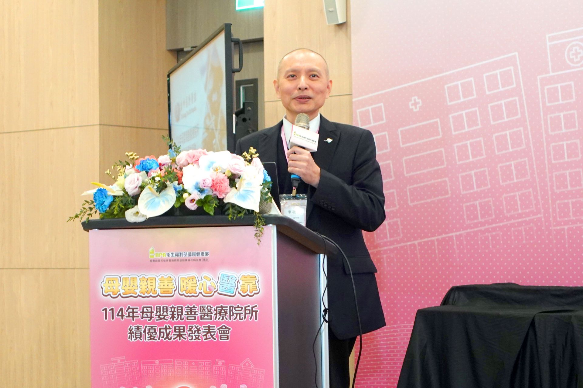 李敏駿主任上台說明母嬰親善實施成果，也分享唯一國際愛嬰醫院認證心得。