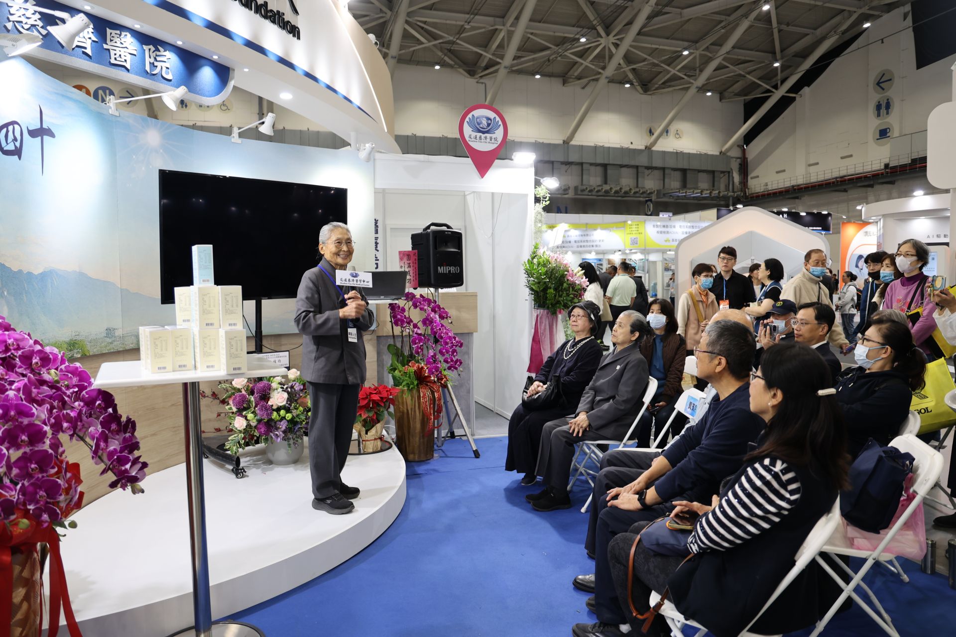 林碧玉副總肯定花蓮慈濟醫院推動中西醫合療草藥研究。除了信仰，她每天吃淨斯本草飲保養身體。