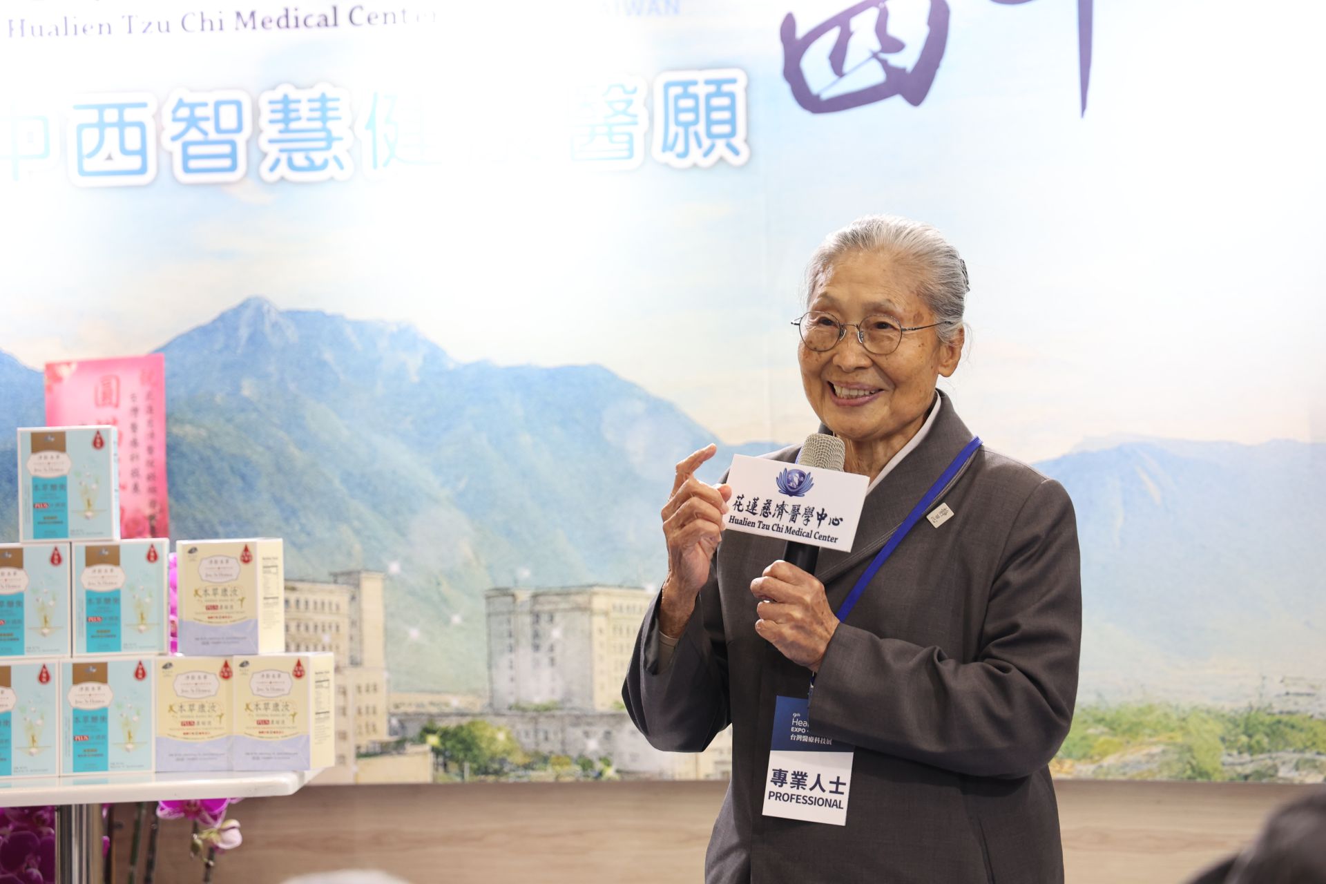 林碧玉副總肯定花蓮慈濟醫院推動中西醫合療草藥研究。除了信仰，她每天吃淨斯本草飲保養身體。