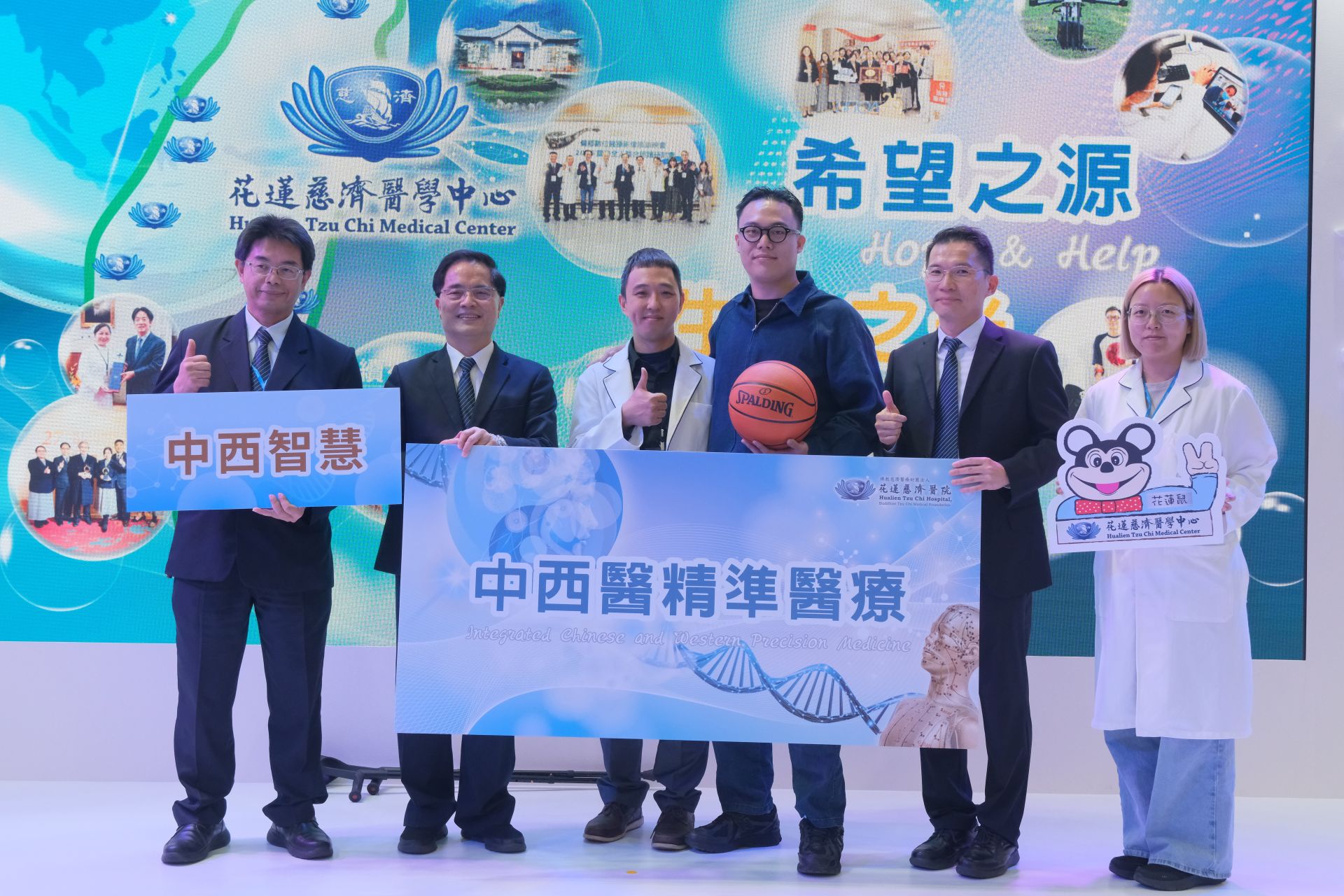 花蓮慈院是臺灣最早以脊髓電刺激治療脊髓損傷病友的醫療機構擁有全國第一、亞洲唯一的四大核心技術,4日於南港台灣醫療科技展舉辦醫療成果發表會。左起何宗融副院長、林欣榮院長、物理治療師吳明勇、曾洺哲、神經外科部蔡昇宗主任、個案管理師佘紋慈。
